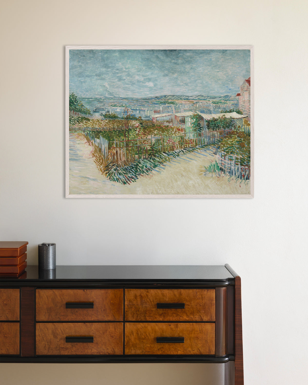 Poster von Montmartre, hinter dem Moulin de la Galette (1887) von Vincent van Gogh, mit weißem Holzrahmen