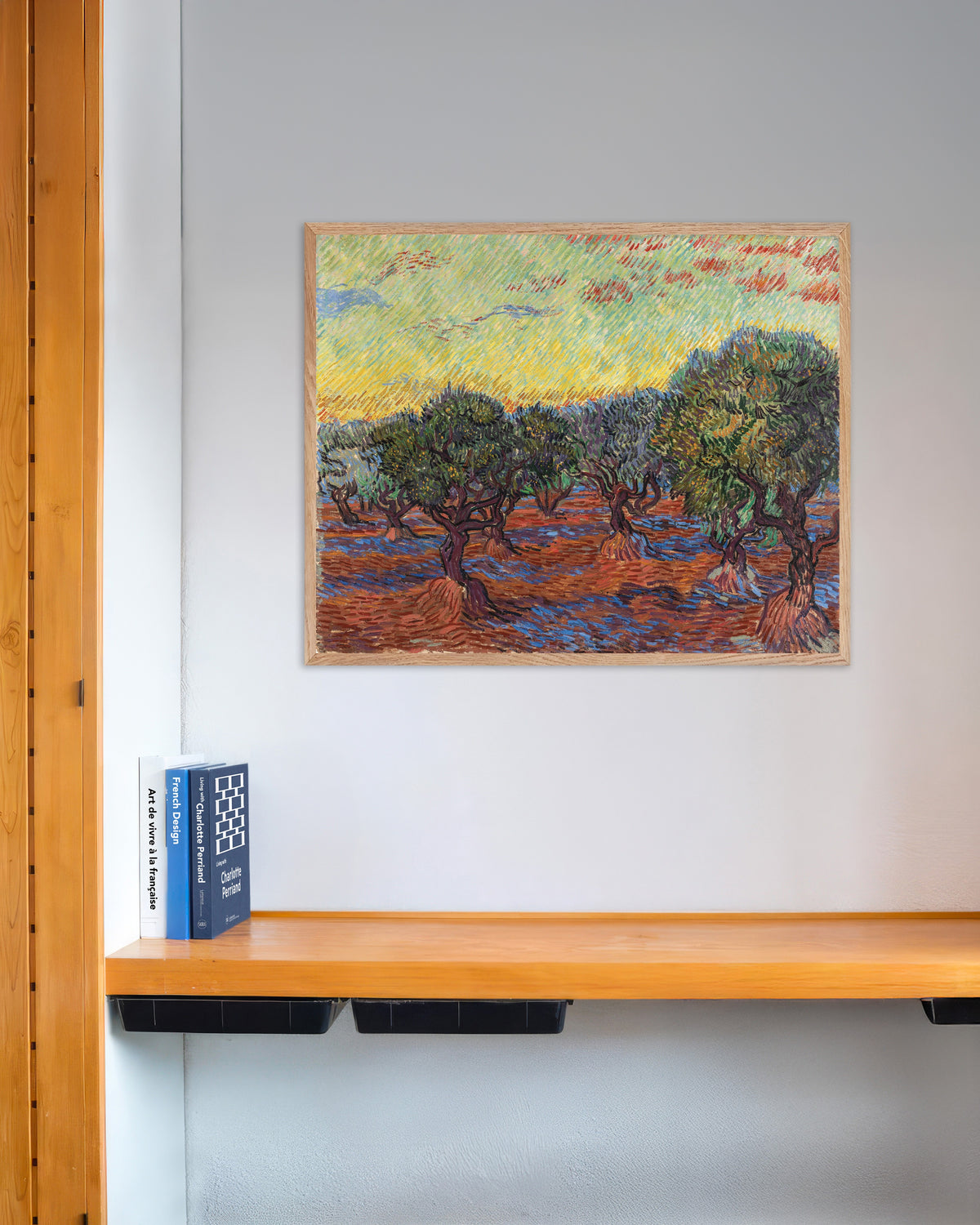 Poster mit „Olivenhain mit orangefarbenem Himmel (1889) von Vincent van Gogh“, mit naturfarbenem Holzrahmen