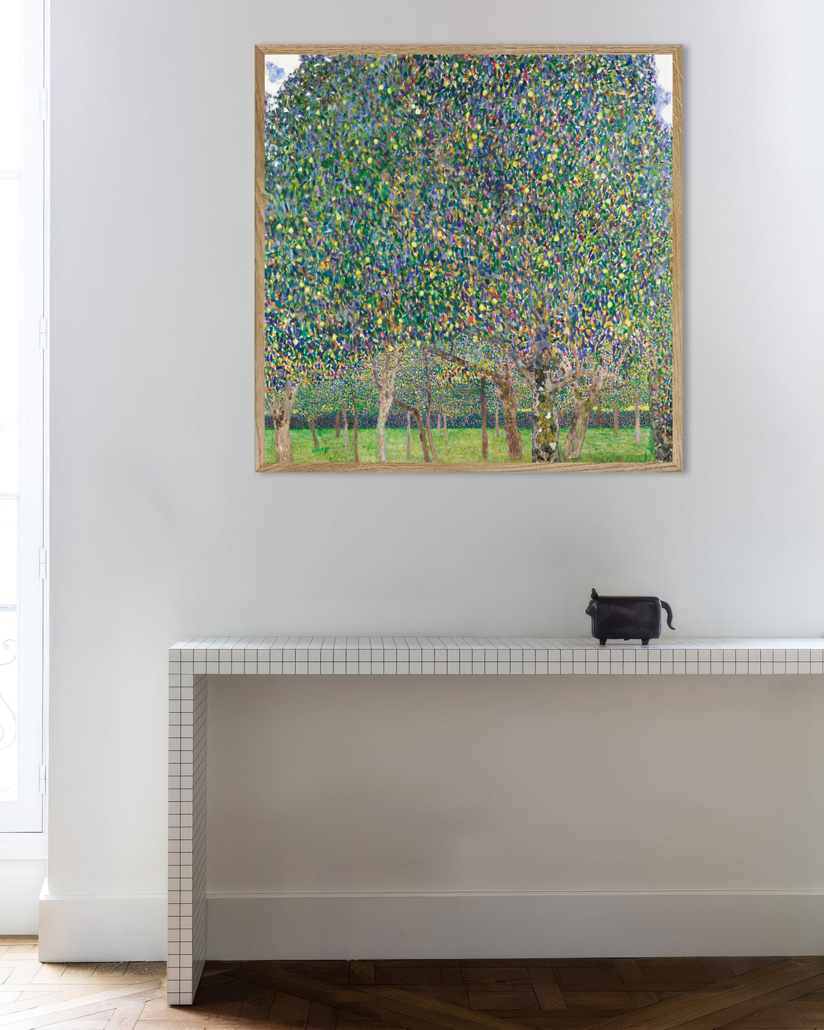 Poster Birnbaum (1903) von Gustav Klimt mit naturfarbenem Holzrahmen