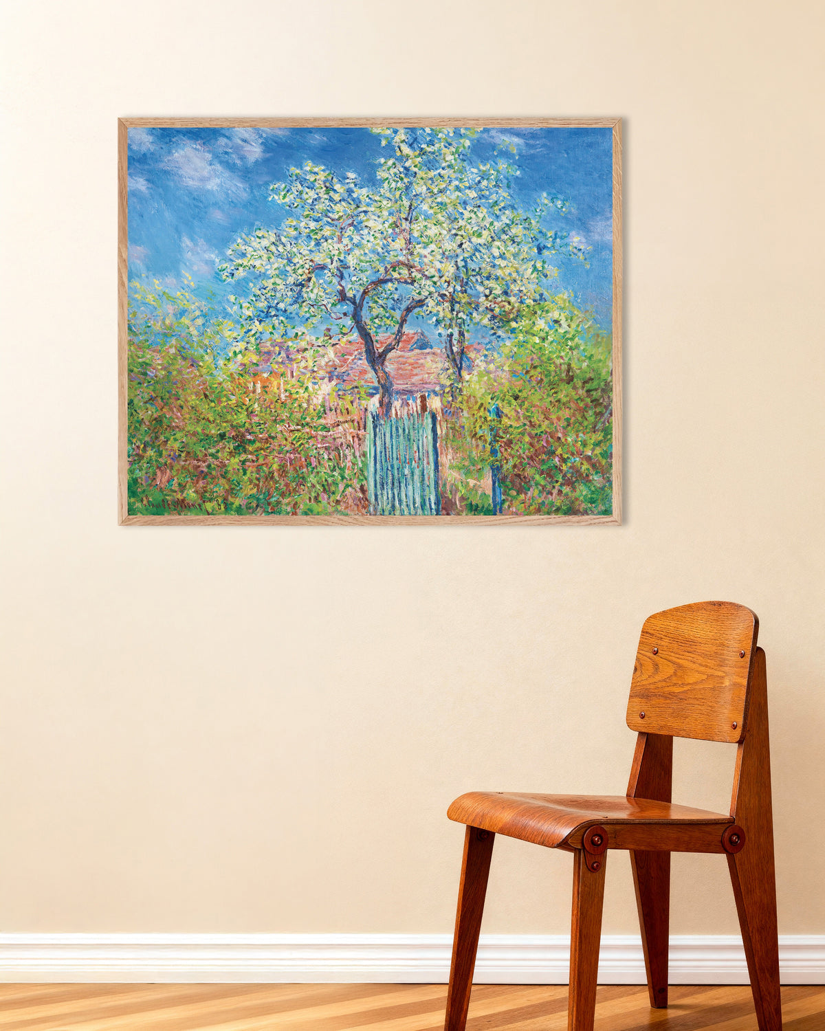 Poster Blühender Birnbaum (1885) von Claude Monet mit naturfarbenem Holzrahmen