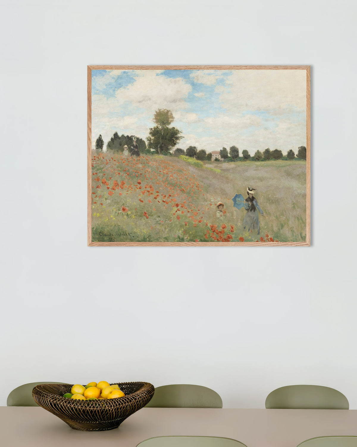 Poster Mohnfeld (1873) von Claude Monet mit naturfarbenem Holzrahmen