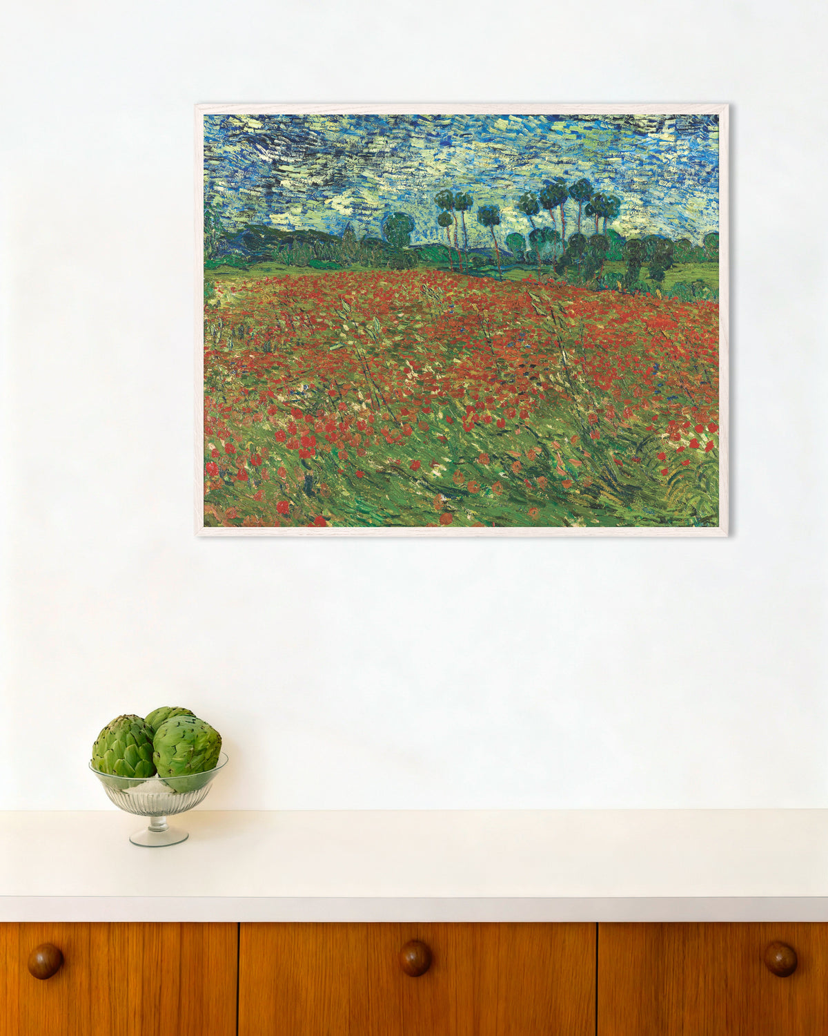 Poster „Mohnfeld (1890) von Vincent van Gogh“ mit weißem Holzrahmen