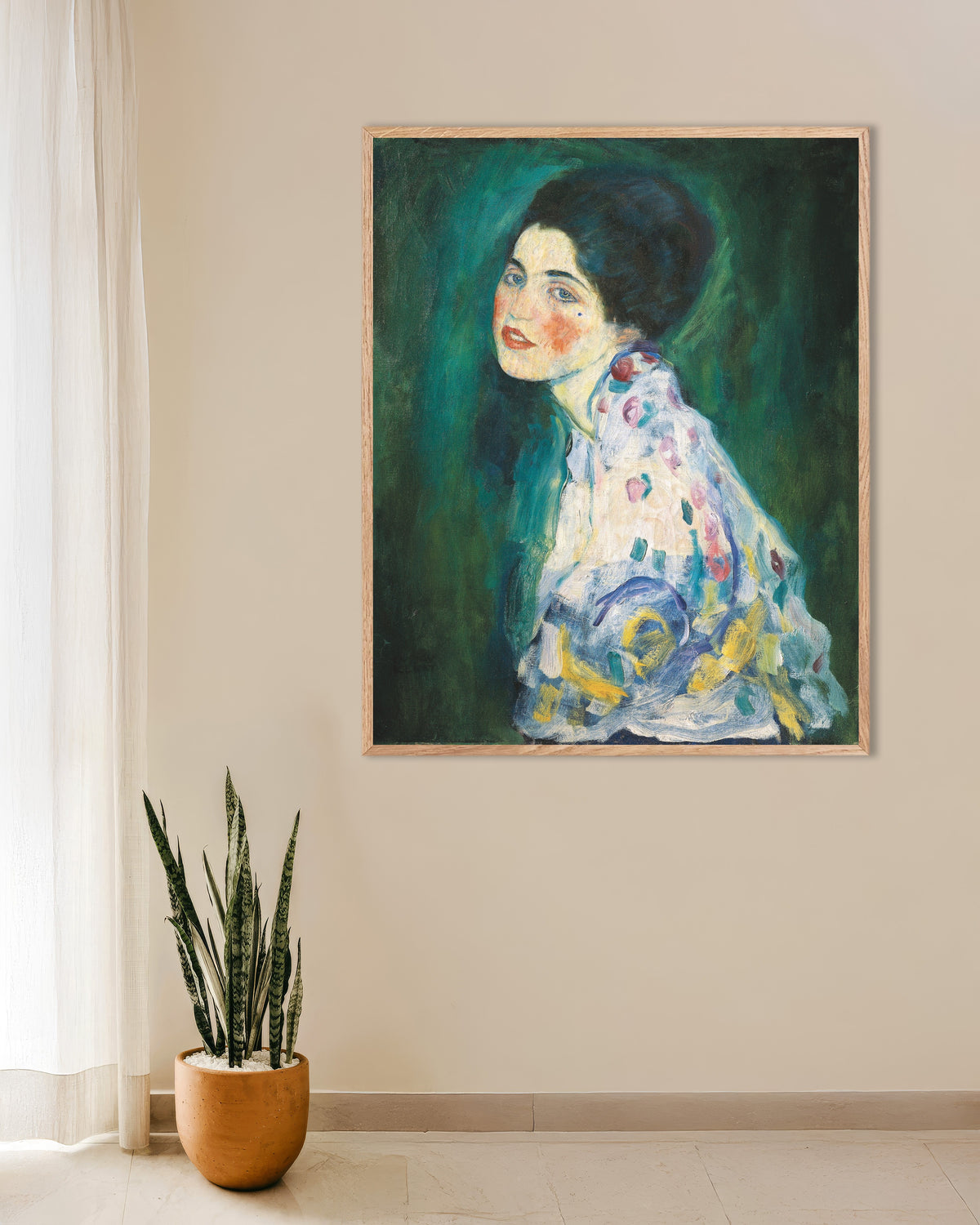 Poster Bildnis einer Dame (1916–1917) von Gustav Klimt mit naturfarbenem Holzrahmen