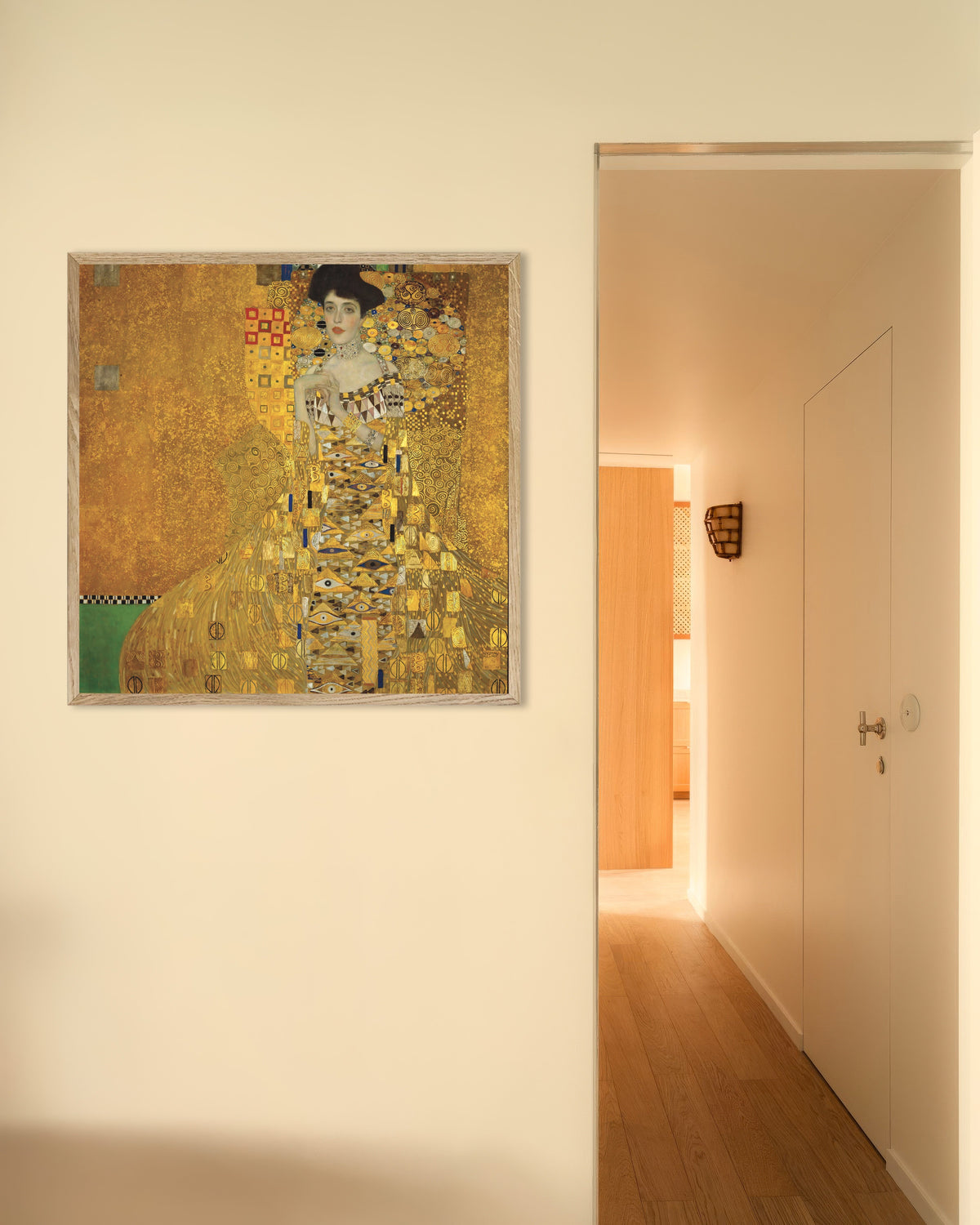 Poster Bildnis Adele Bloch-Bauer I (1907) von Gustav Klimt mit naturfarbenem Holzrahmen
