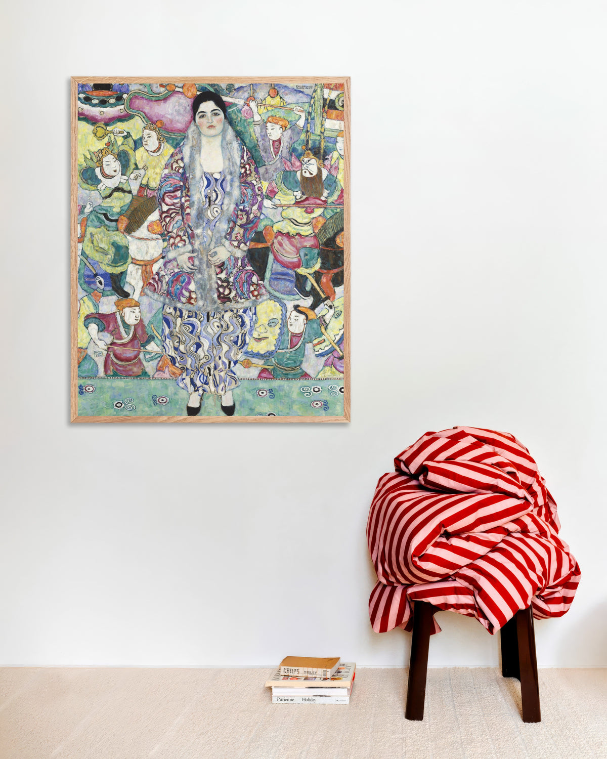 Poster mit „Porträt der Friederike Maria Beer (1916) von Gustav Klimt“ und naturfarbenem Holzrahmen