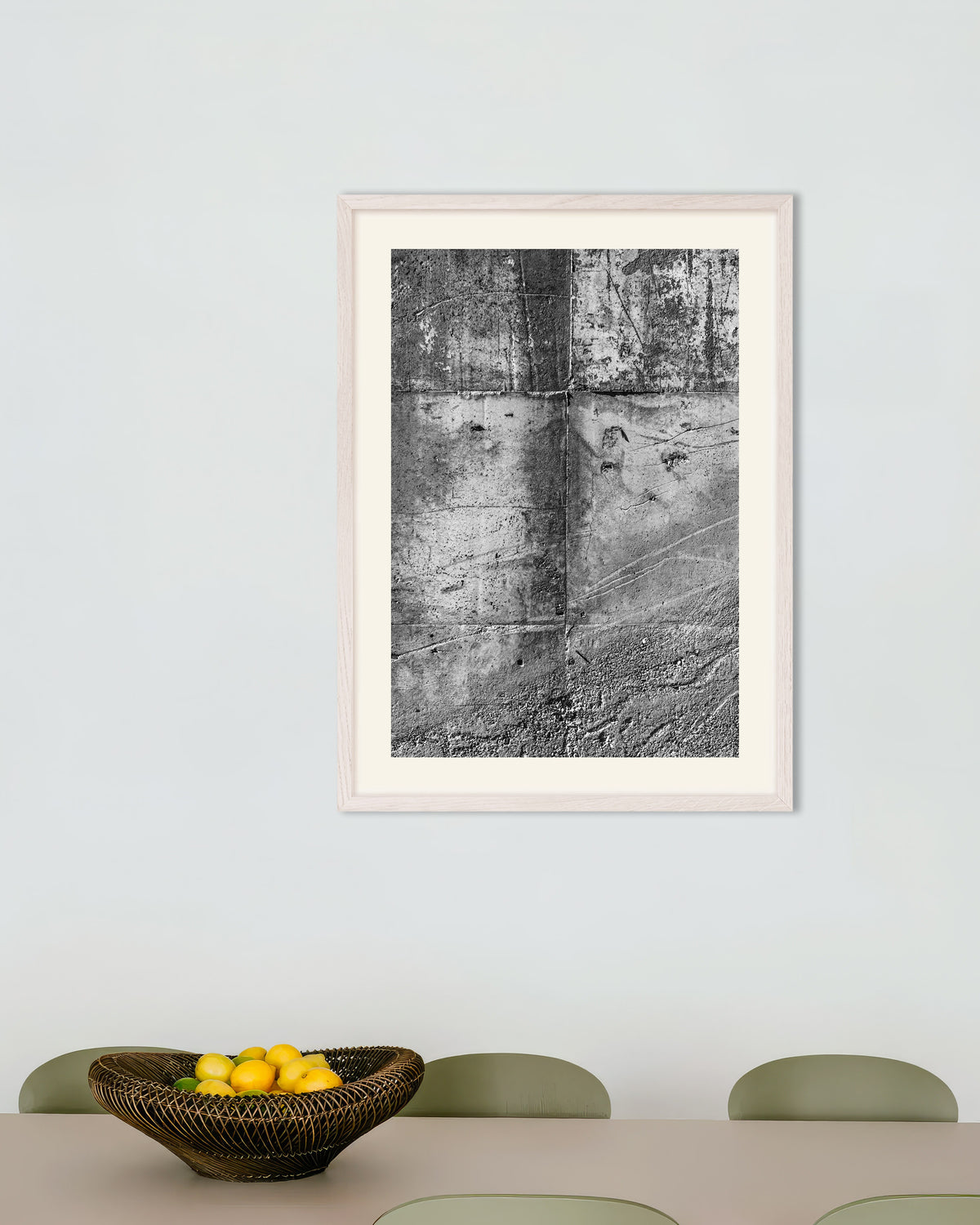 Poster „Raue Betonwandstruktur“ mit weißem Holzrahmen