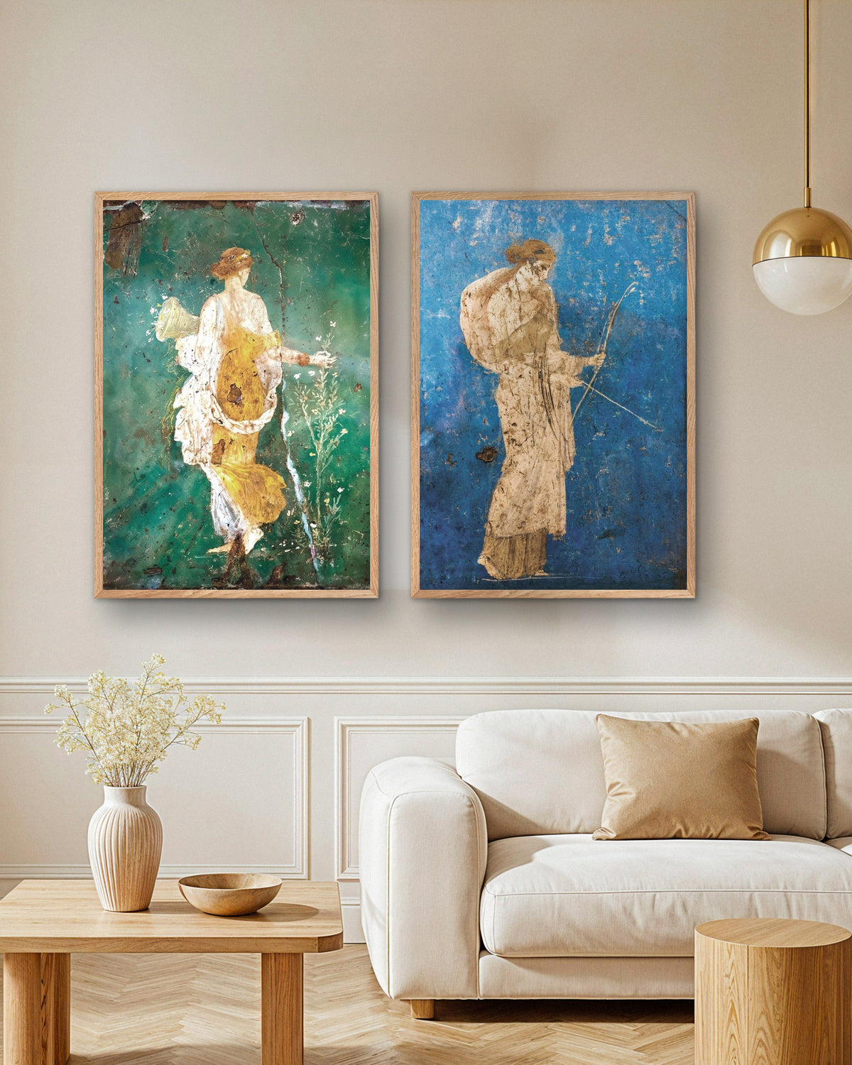 Set aus 2 Postern mit römischen Fresken, Flora und Artemis, in naturfarbenen Holzrahmen über einem Sofa im Wohnzimmer