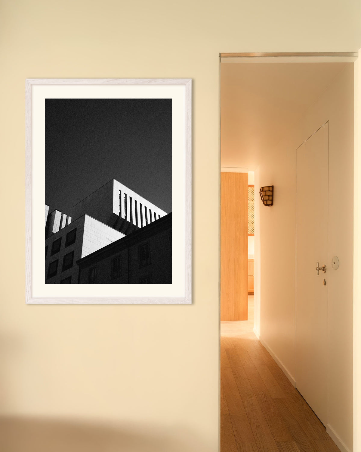 Poster „Dächer vor dunklem Himmel“ mit weißem Holzrahmen
