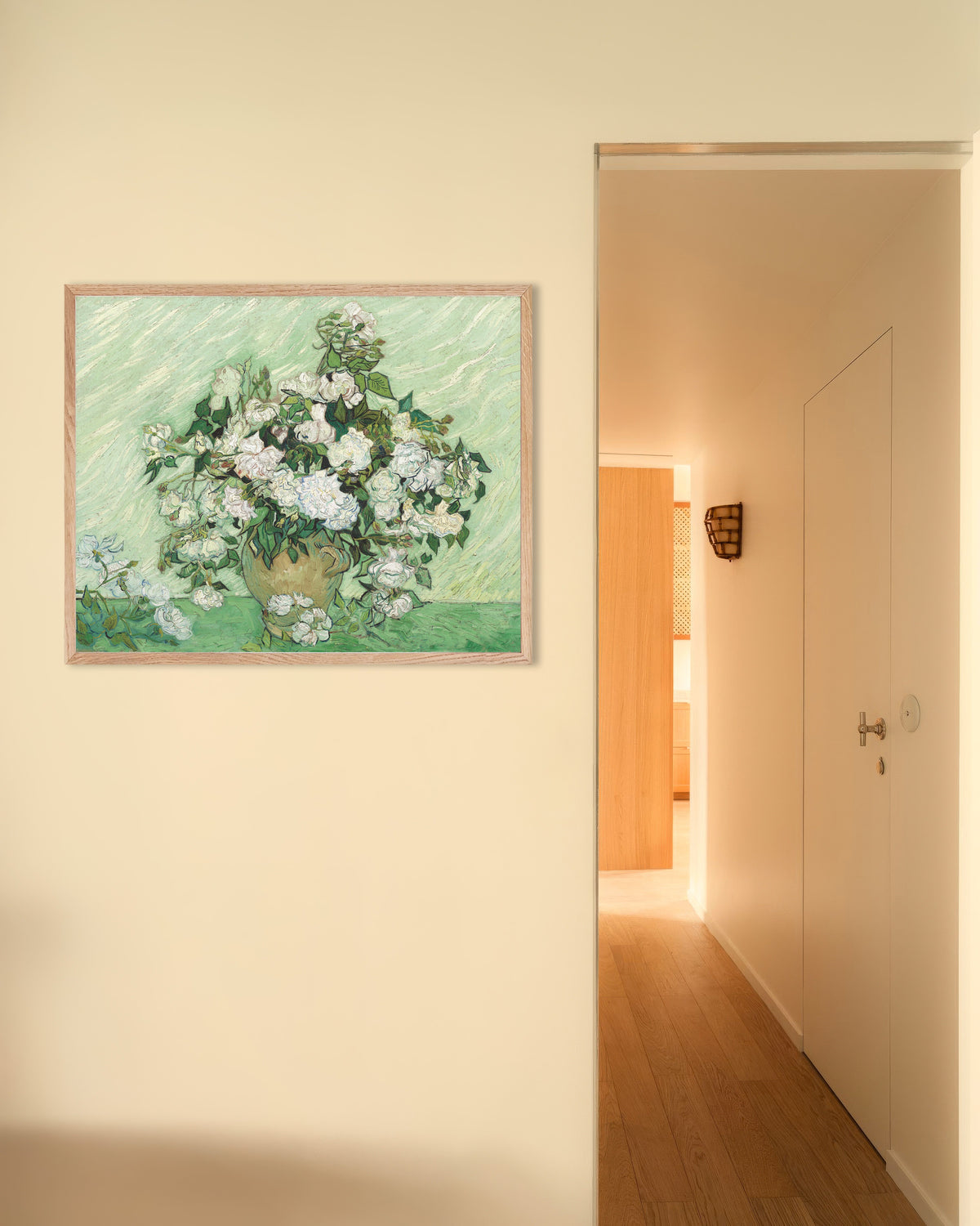 Poster „Rosen (1890) von Vincent van Gogh“ mit naturfarbenem Holzrahmen