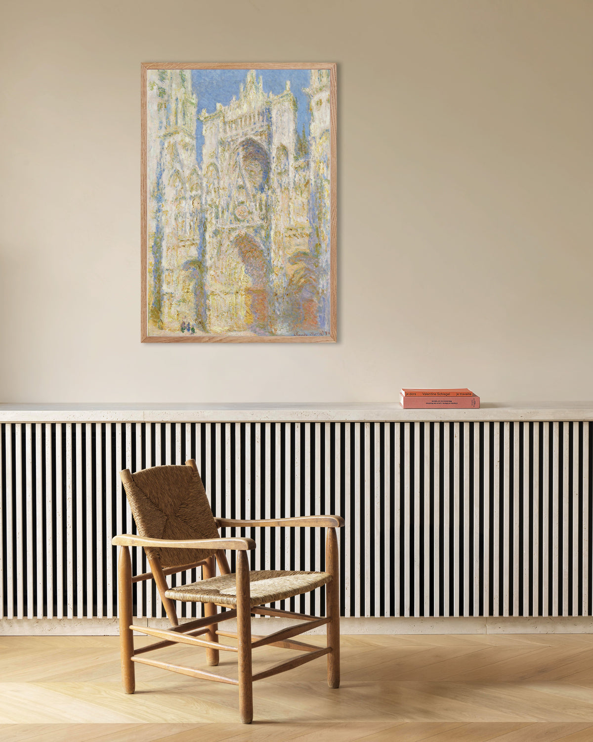 Poster Die Kathedrale von Rouen, Westfassade im Sonnenlicht (1894) von Claude Monet mit naturfarbenem Holzrahmen
