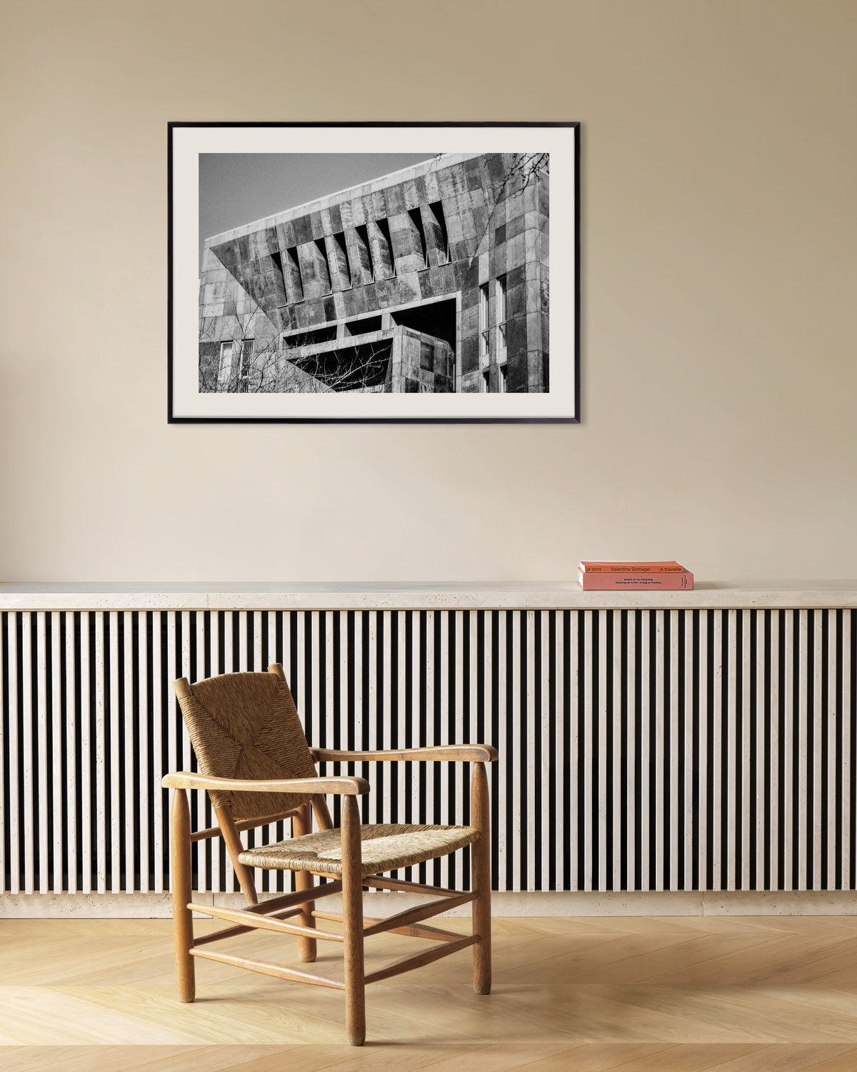 Poster „Sägezahnfassade aus Beton“ mit Metallrahmen