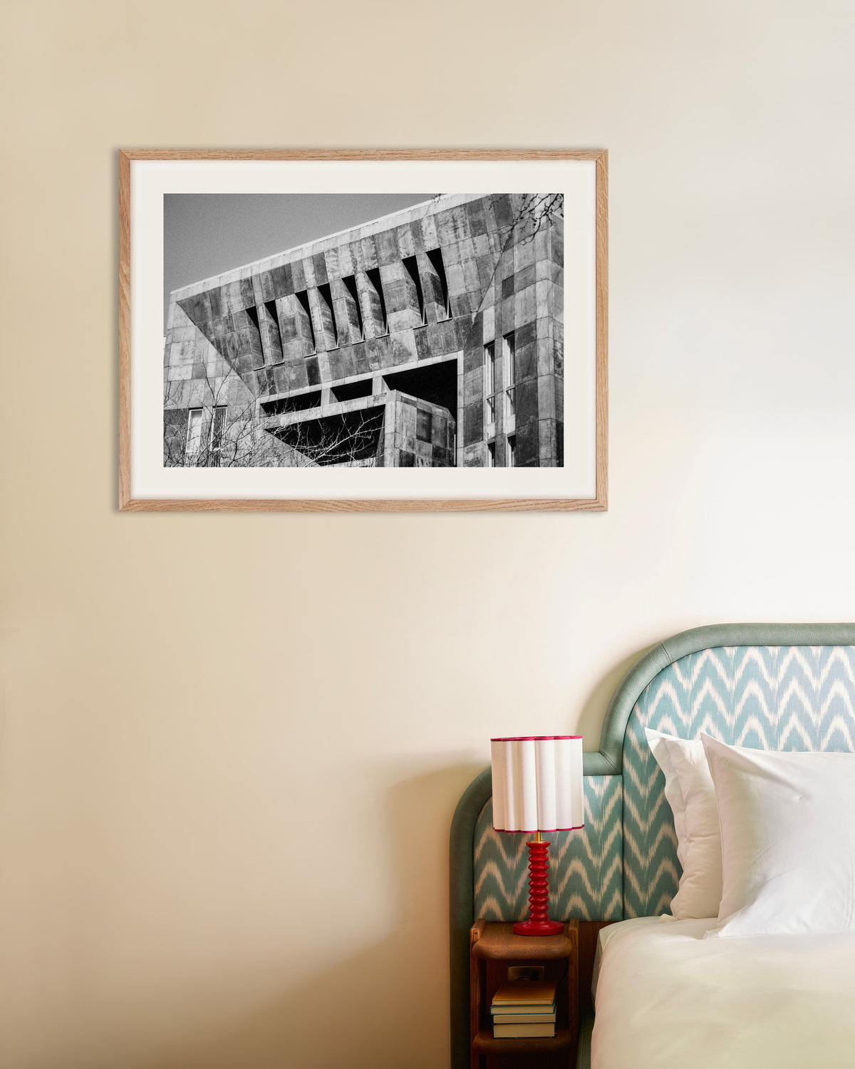 Poster „Sägezahnfassade aus Beton“ mit naturfarbenem Holzrahmen