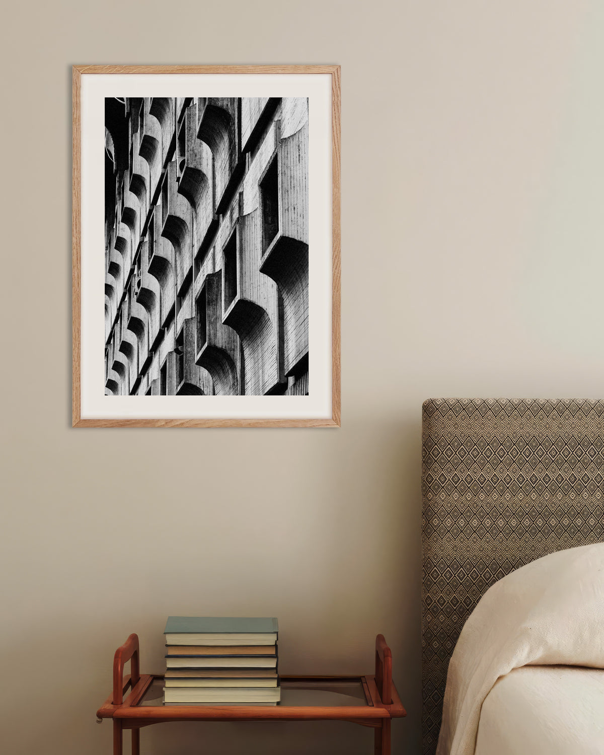 Poster „Geschwungene Fensterrahmen“ mit naturfarbenem Holzrahmen
