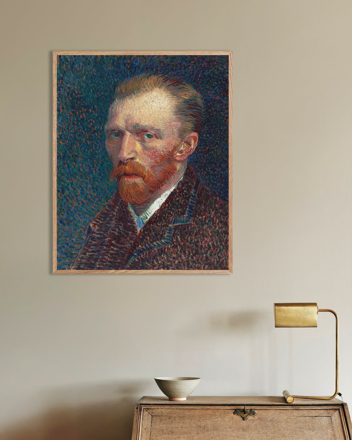 Poster Selbstporträt vor blauem Hintergrund mit Punkten (1887) von Vincent van Gogh, mit naturfarbenem Holzrahmen