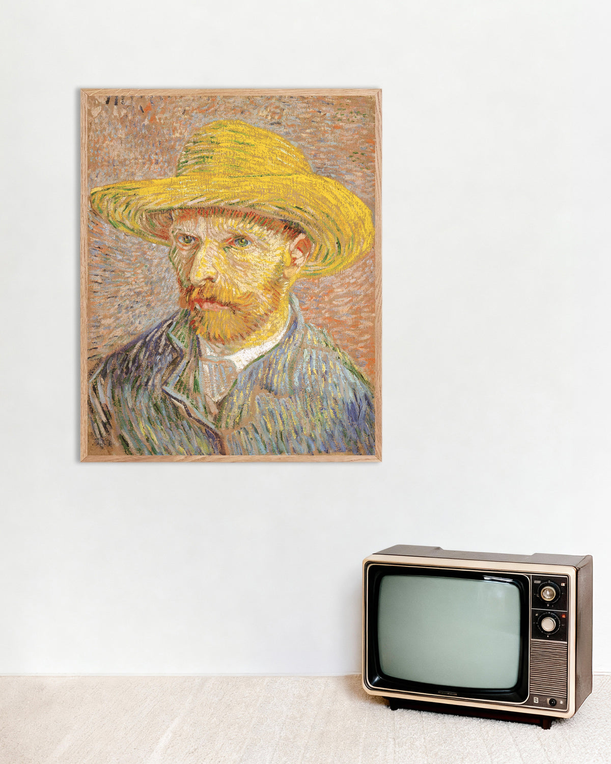 Poster von Selbstporträt mit Strohhut vor orangefarbenem Hintergrund (1887) von Vincent van Gogh, mit naturfarbenem Holzrahmen