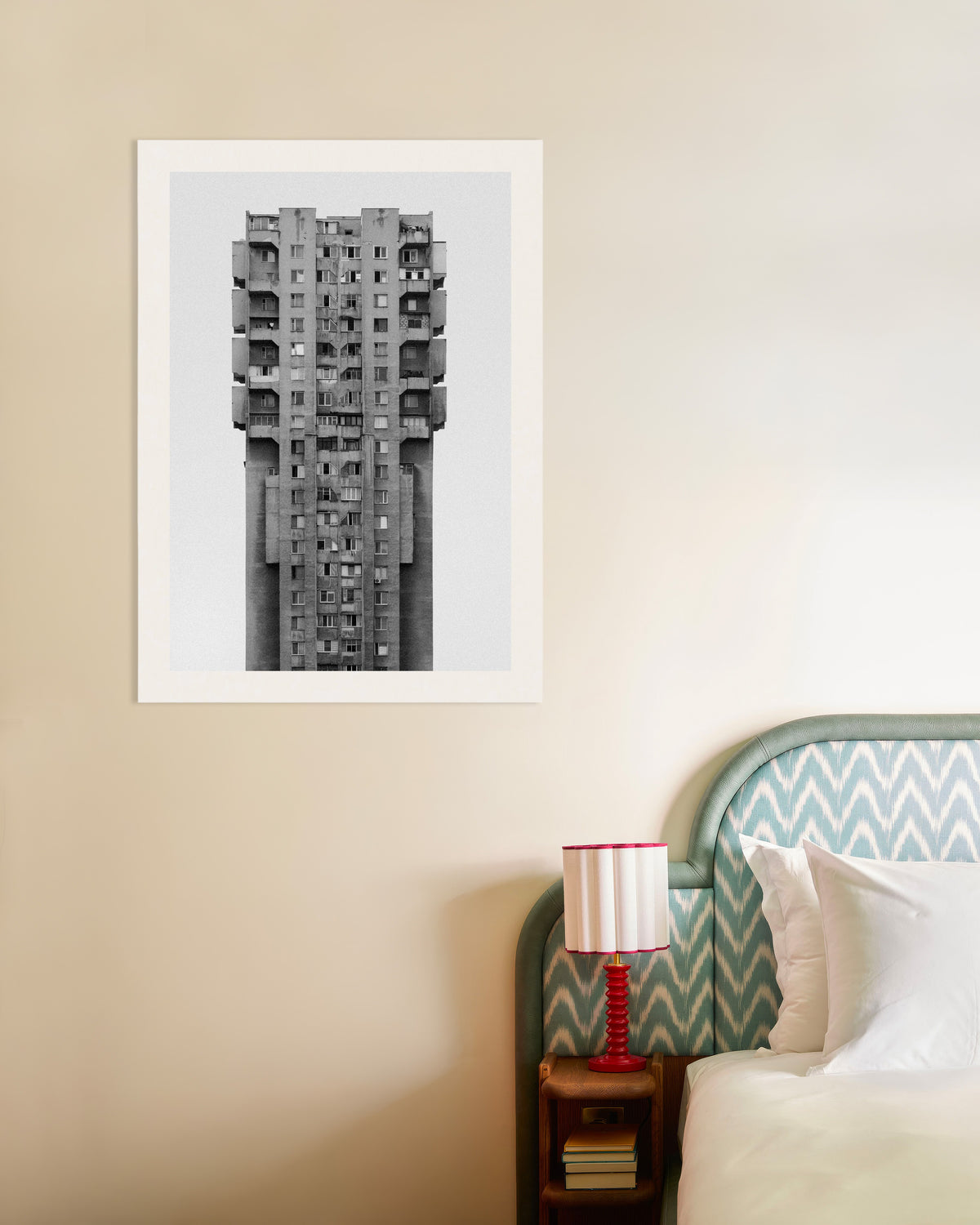 Poster „Einsamer Wolkenkratzer aus Beton“