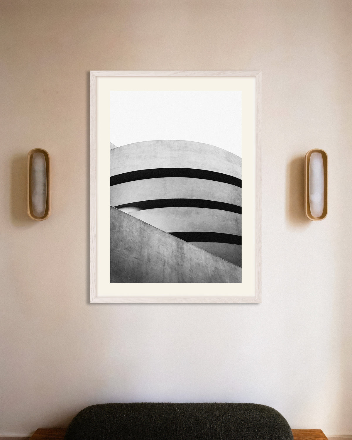 Poster „Spiralkurven eines Museums“ mit weißem Holzrahmen