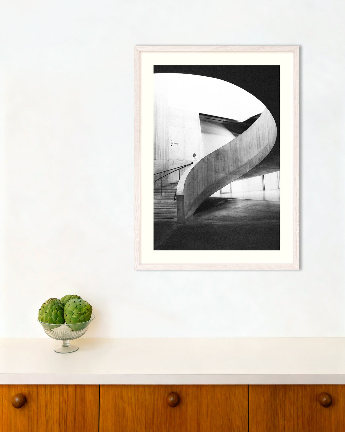 Poster „Spiralrampe mit Besucher“ mit weißem Holzrahmen