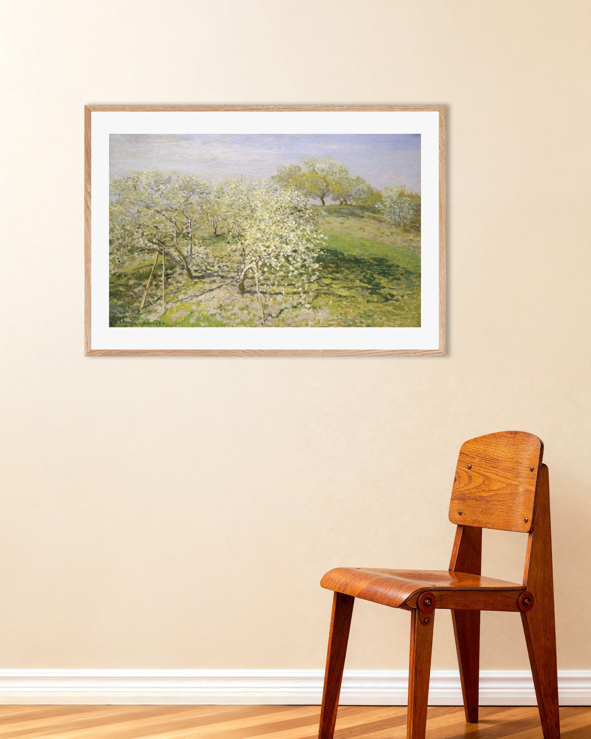 Poster Frühling, blühende Obstbäume (1873) von Claude Monet mit naturfarbenem Holzrahmen