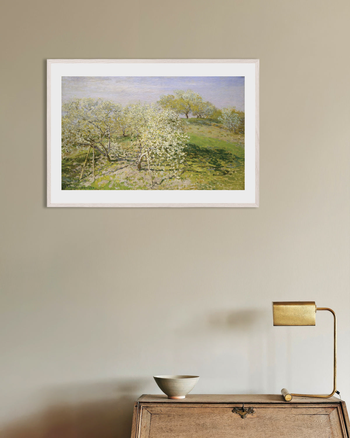 Poster Frühling, blühende Obstbäume (1873) von Claude Monet mit weißem Holzrahmen
