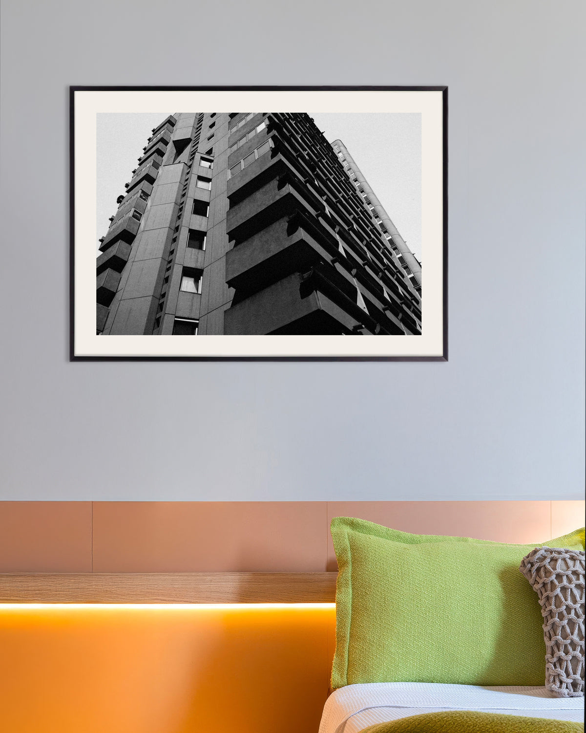 Poster „Gestapelte Betonbalkone von unten“ mit Metallrahmen