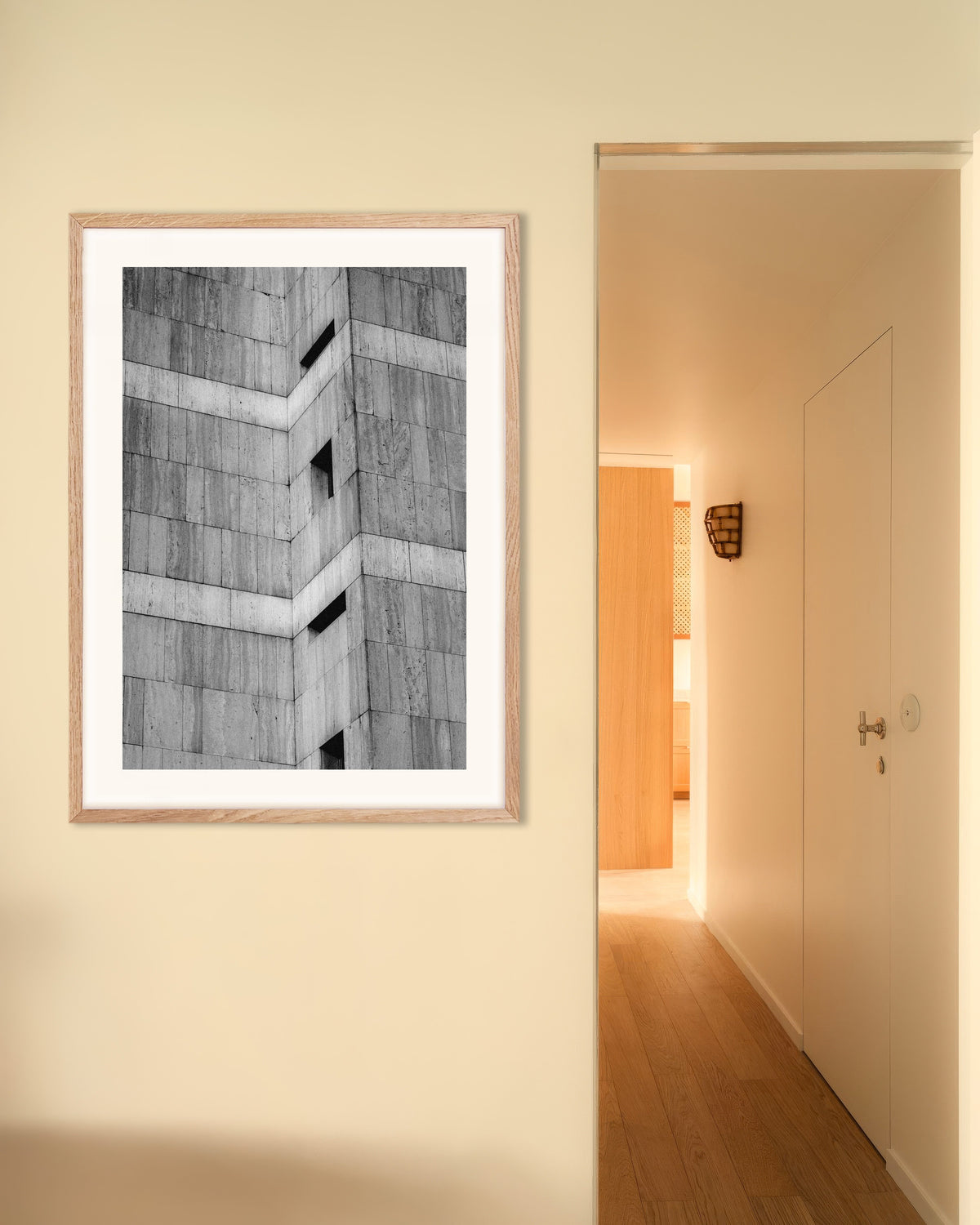 Poster „Mit Stein verkleidete Ecke mit schmalen Fenstern“ mit naturfarbenem Holzrahmen