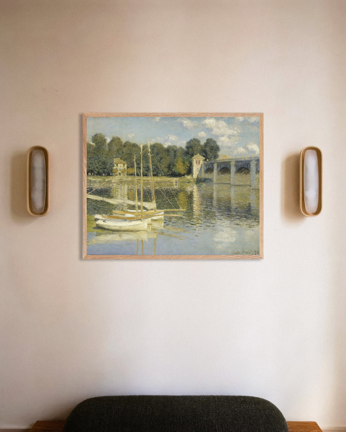 Poster Die Brücke von Argenteuil (1874) von Claude Monet mit naturfarbenem Holzrahmen