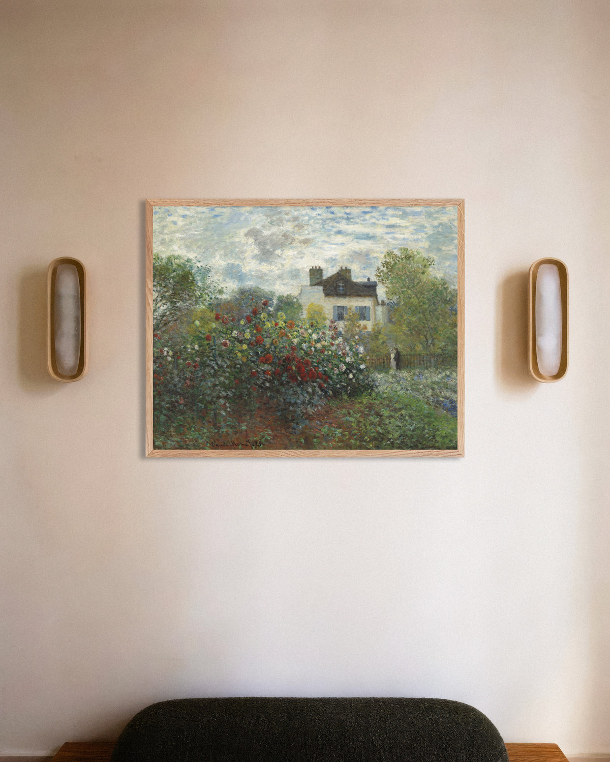 Poster Der Garten des Künstlers in Argenteuil, Gartenecke mit Dahlien (1873) von Claude Monet mit naturfarbenem Holzrahmen