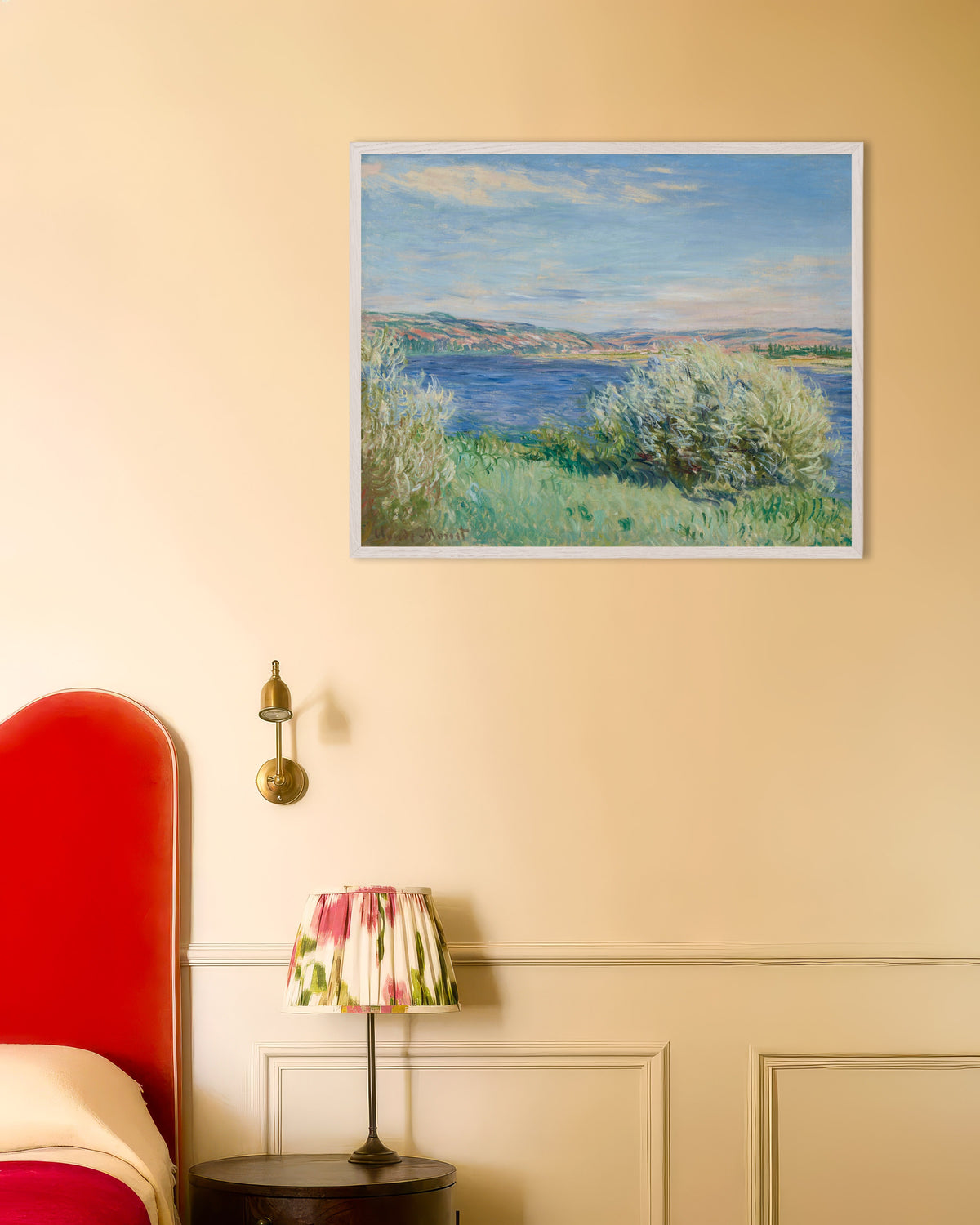 Poster Seineufer bei Vétheuil (1881) von Claude Monet mit weißem Holzrahmen