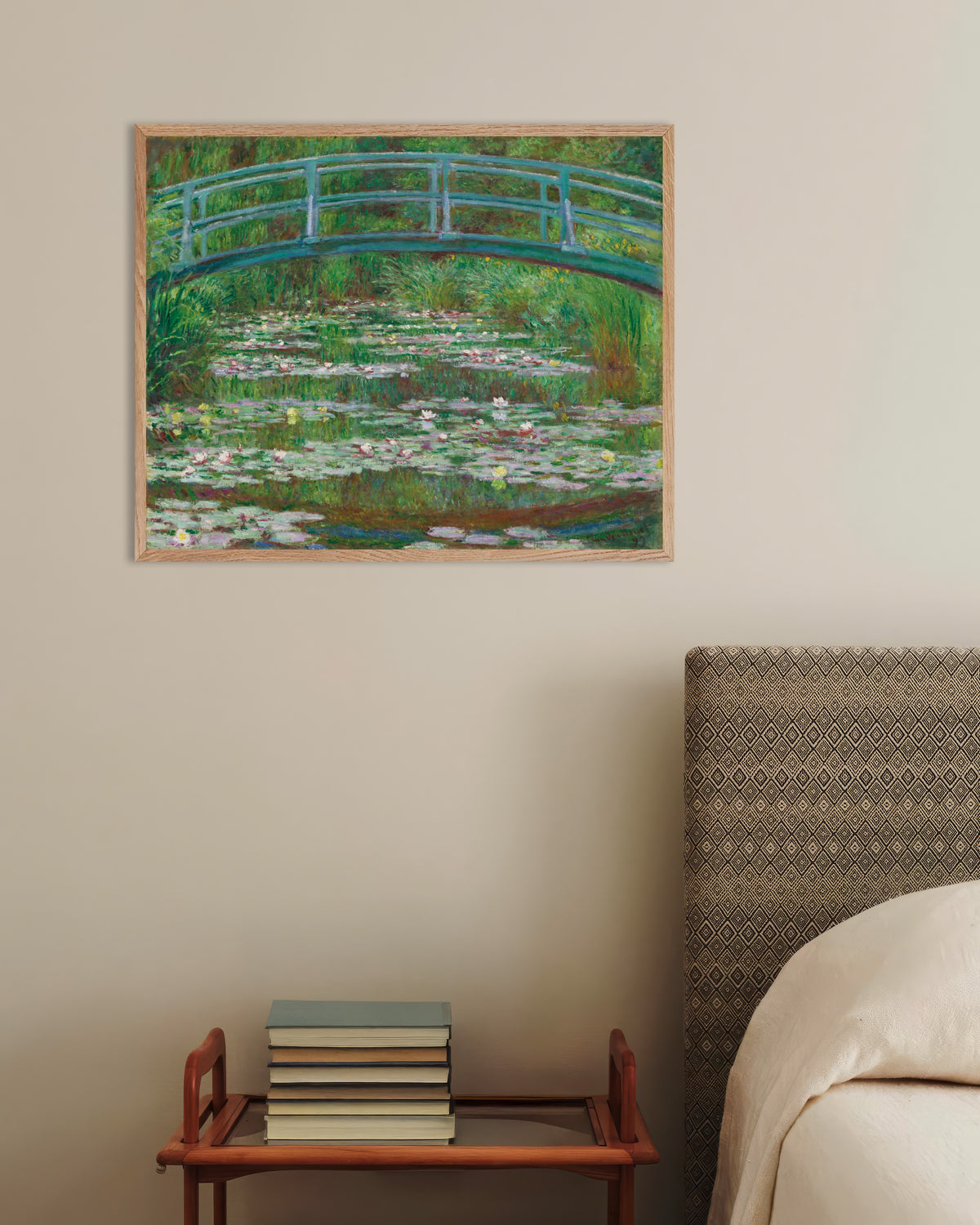 Poster Die japanische Brücke (1899) von Claude Monet mit naturfarbenem Holzrahmen