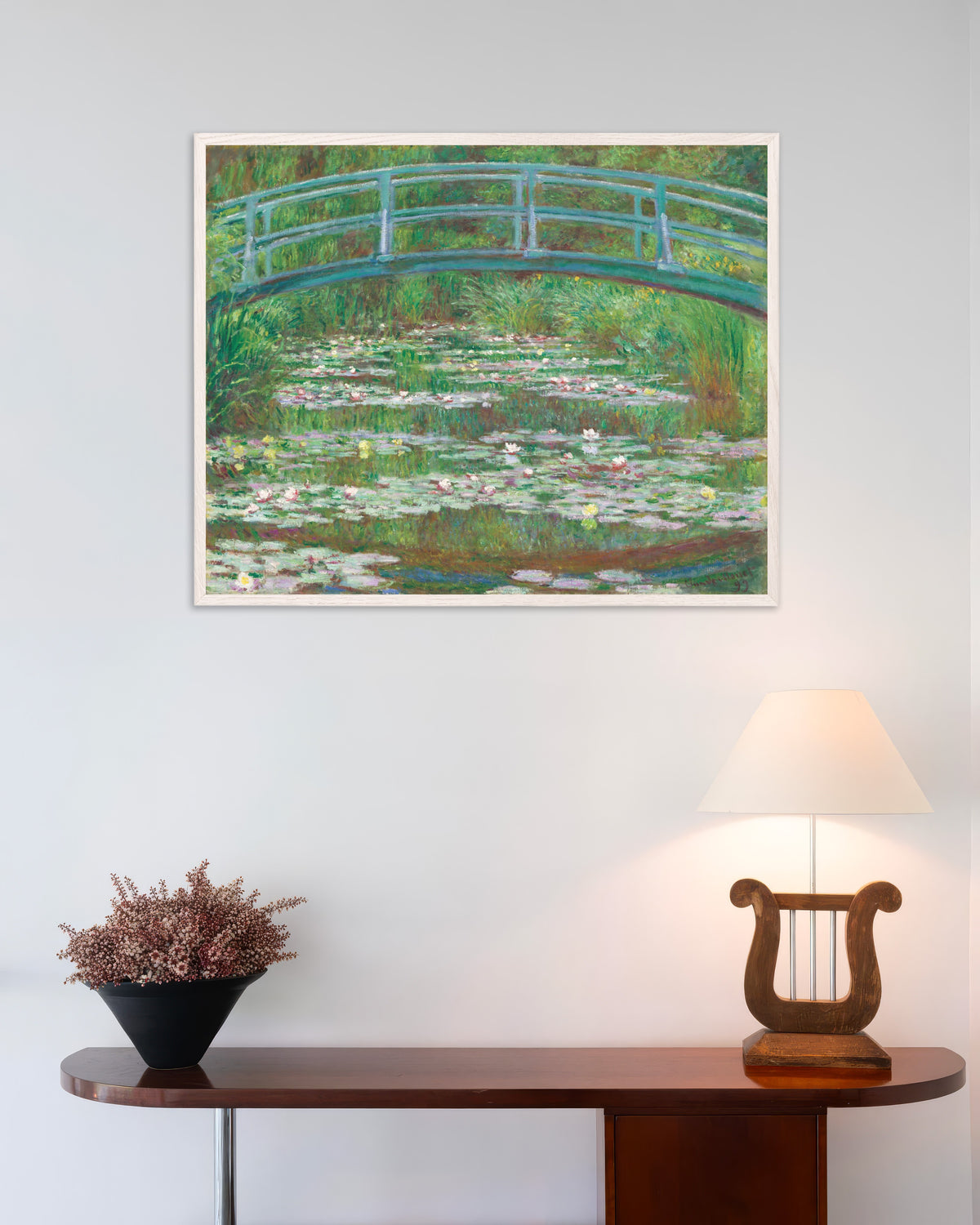Poster Die japanische Brücke (1899) von Claude Monet mit weißem Holzrahmen