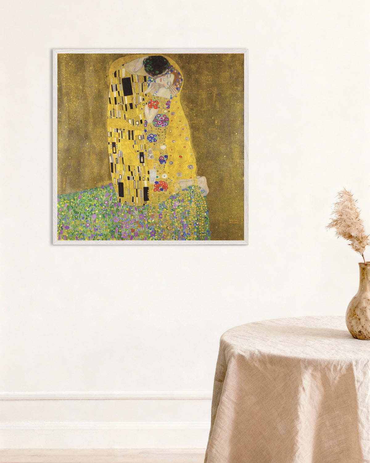 Poster Der Kuss (1907–1908) von Gustav Klimt mit weißem Holzrahmen
