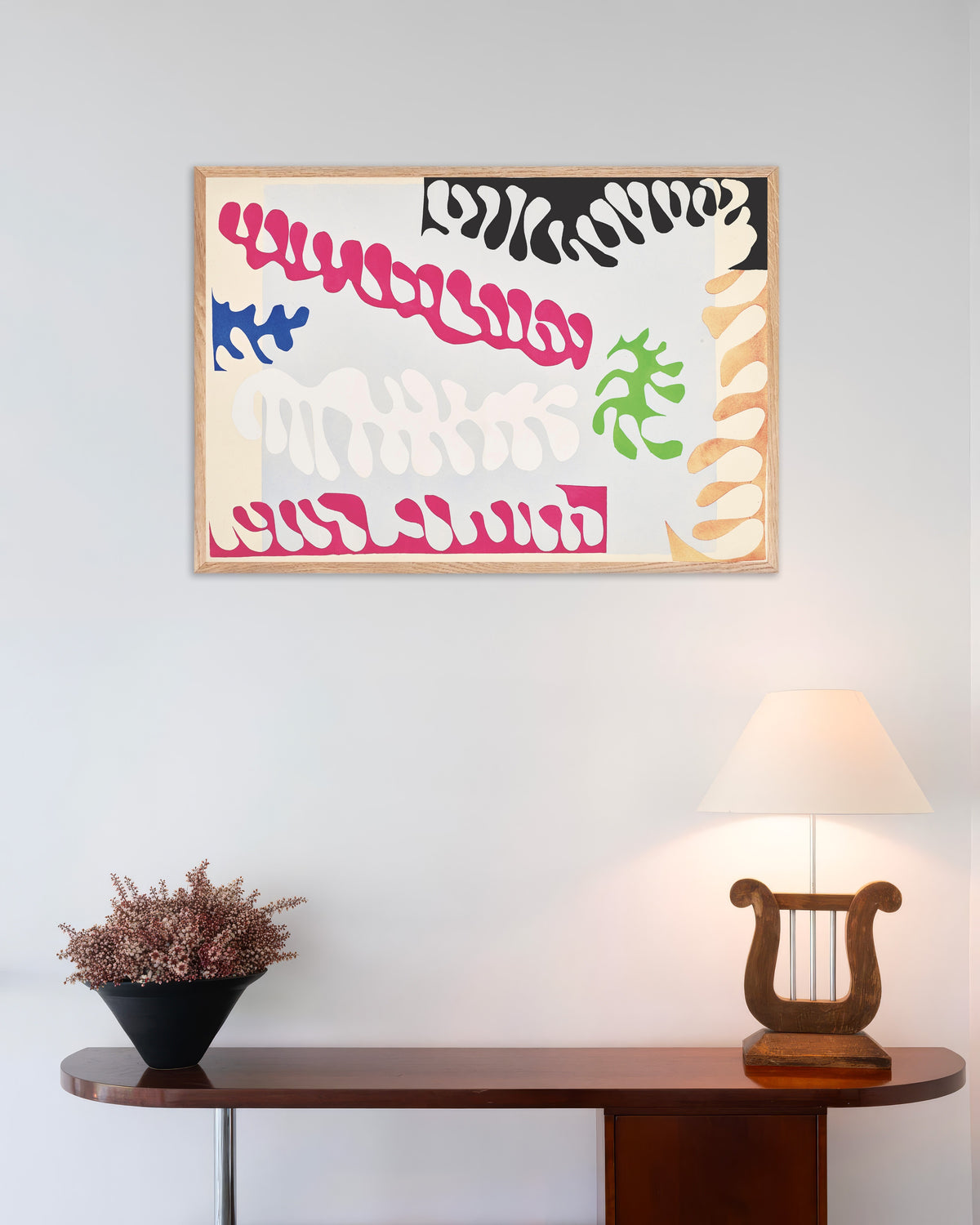 Poster „Die Lagune in Rosa und Weiß (Jazz, 1947) von Henri Matisse“ mit naturfarbenem Holzrahmen