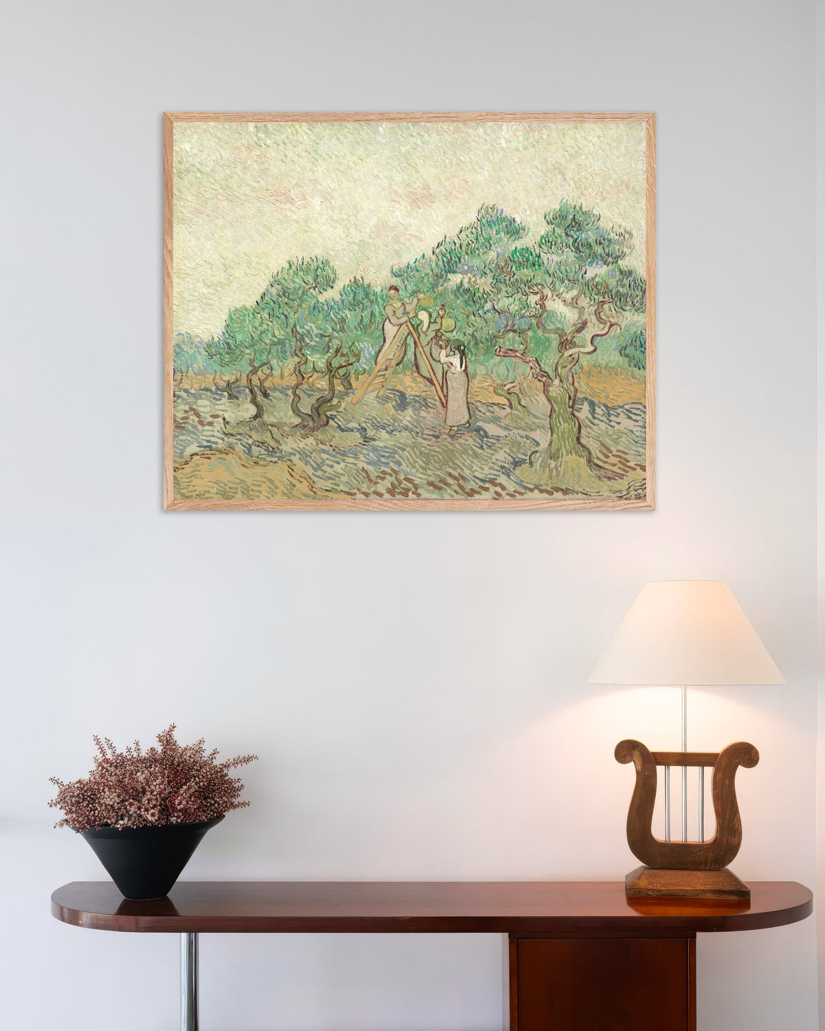 Poster des Kunstwerks „Der Olivenhain (1889) von Vincent van Gogh“ mit naturfarbenem Holzrahmen