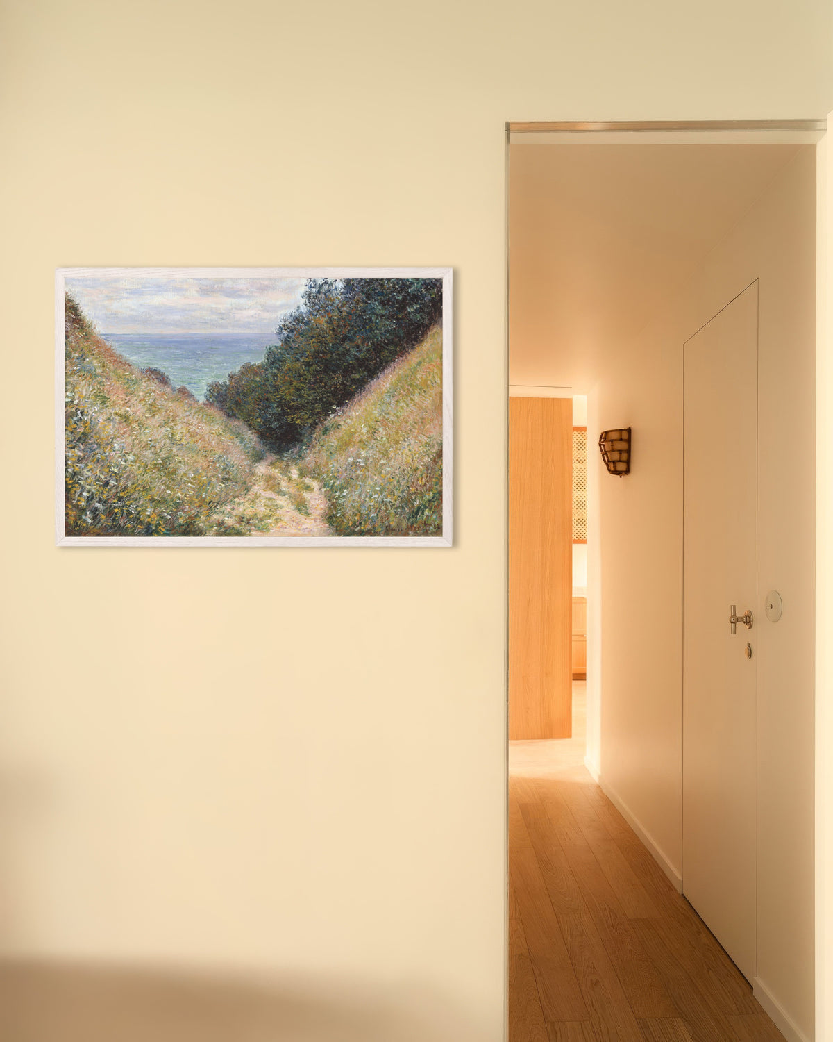 Poster Der Hohlweg La Cavée in Pourville (1882) von Claude Monet mit weißem Holzrahmen