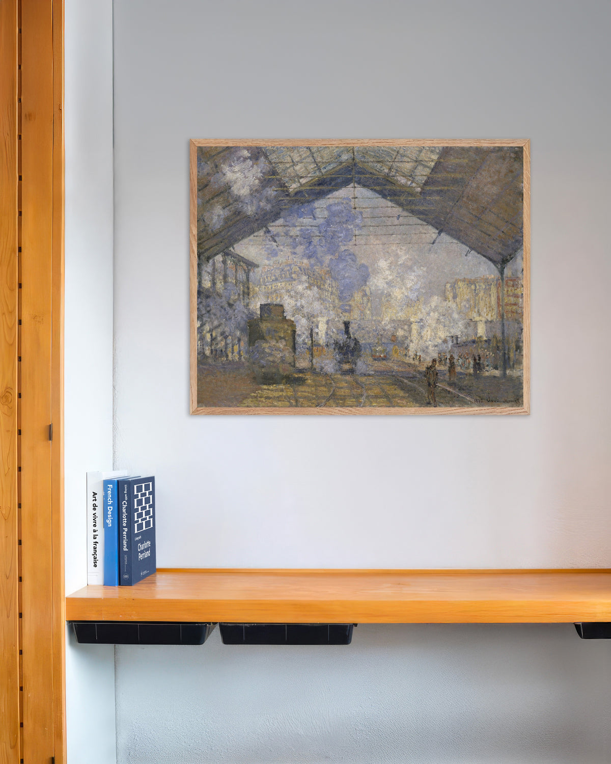 Poster Der Bahnhof Saint-Lazare (1877) von Claude Monet mit naturfarbenem Holzrahmen