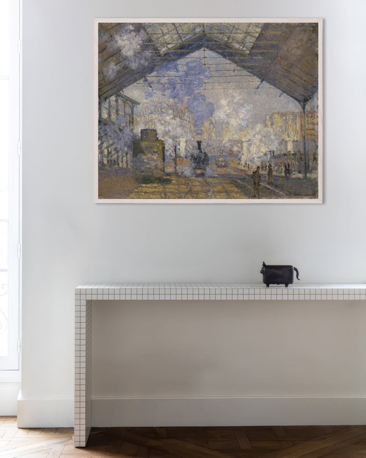 Poster Der Bahnhof Saint-Lazare (1877) von Claude Monet mit weißem Holzrahmen