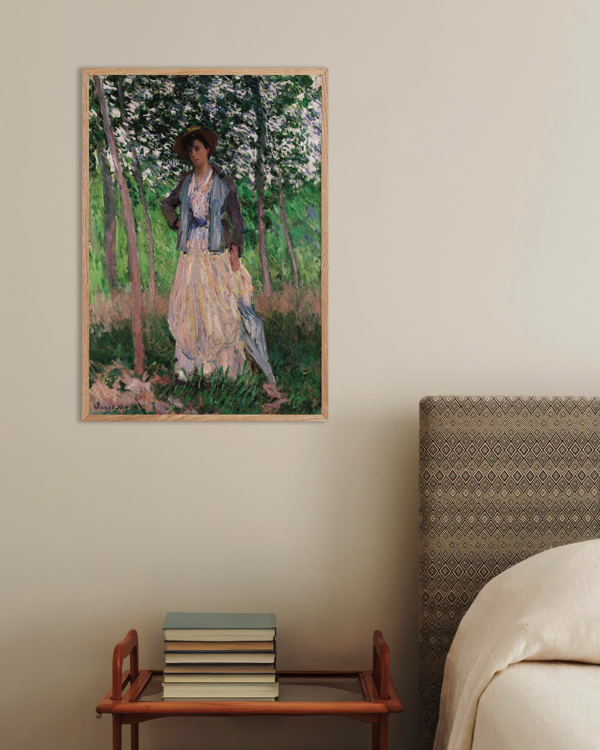 Poster Die Spaziergängerin, Suzanne Hoschedé (1887) von Claude Monet mit naturfarbenem Holzrahmen
