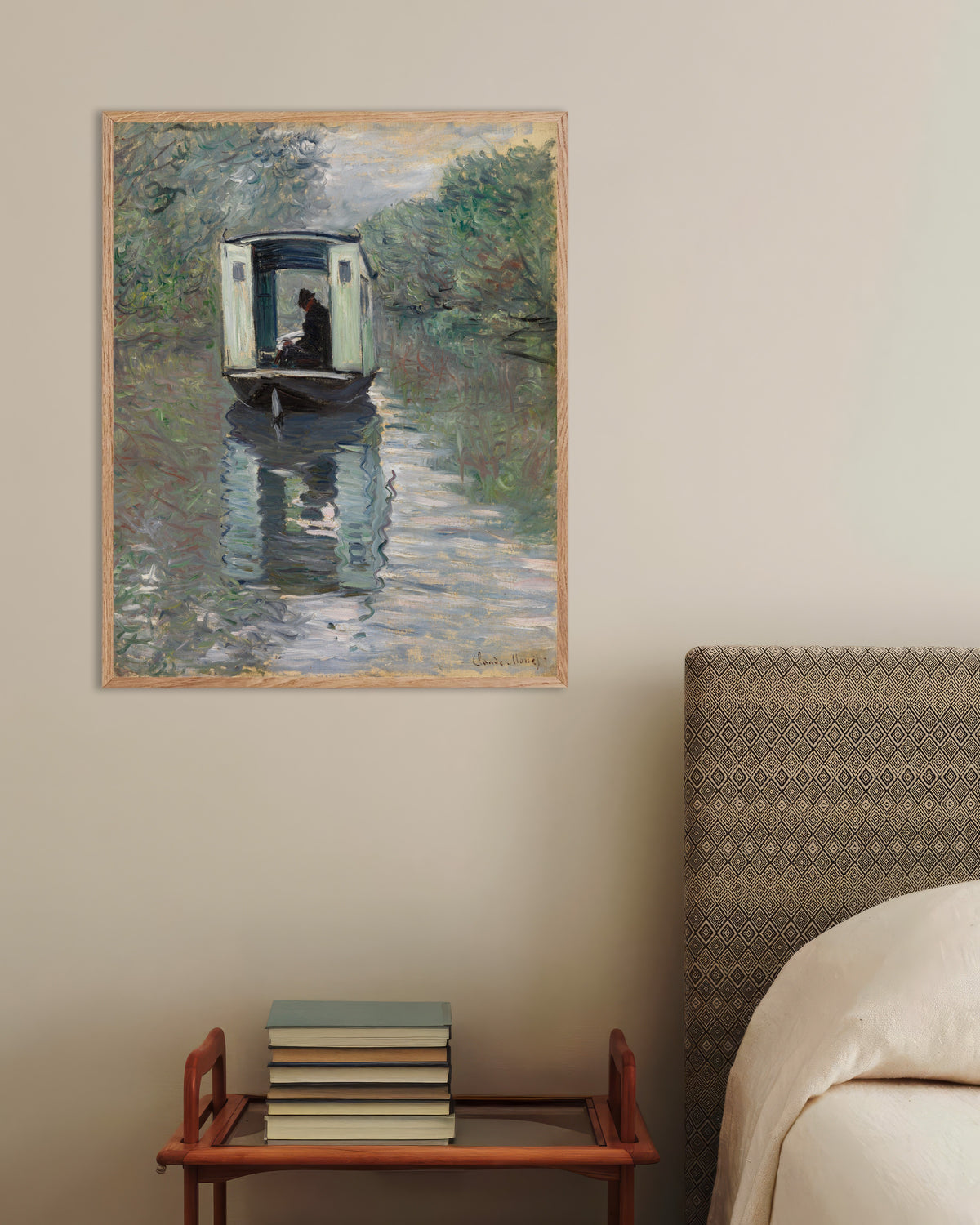 Poster Das Atelierboot (1876) von Claude Monet mit naturfarbenem Holzrahmen