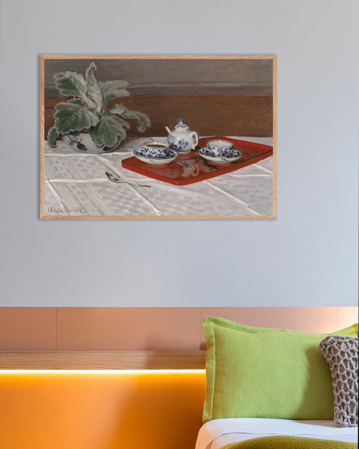 Poster Das Teeservice (1872) von Claude Monet mit naturfarbenem Holzrahmen