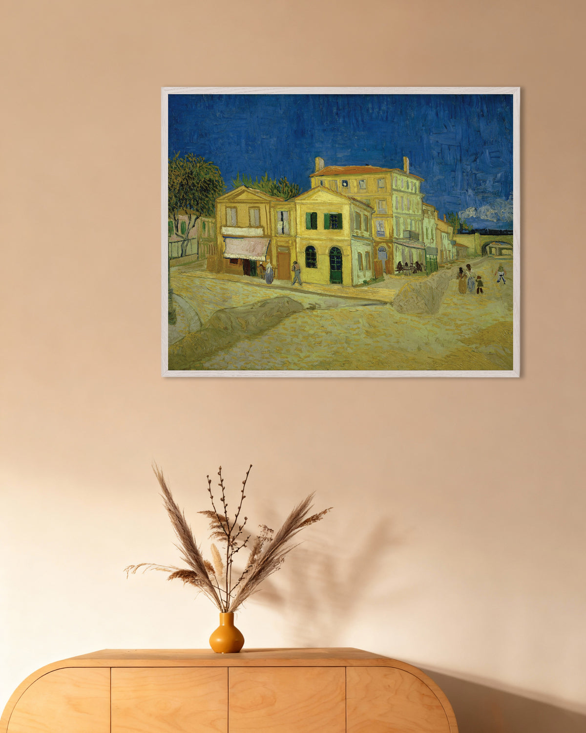 Poster von Das Gelbe Haus, Die Straße (1888) von Vincent van Gogh, mit weißem Holzrahmen