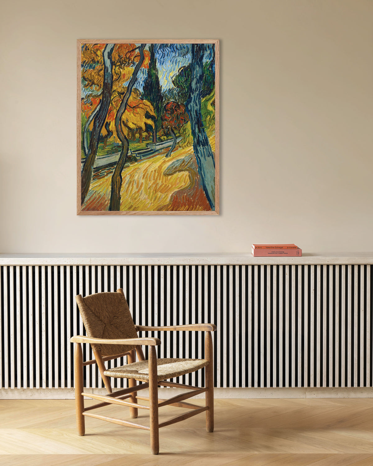 Poster mit dem Kunstwerk „Bäume im Garten der Heilanstalt (1889) von Vincent van Gogh“, mit naturfarbenem Holzrahmen