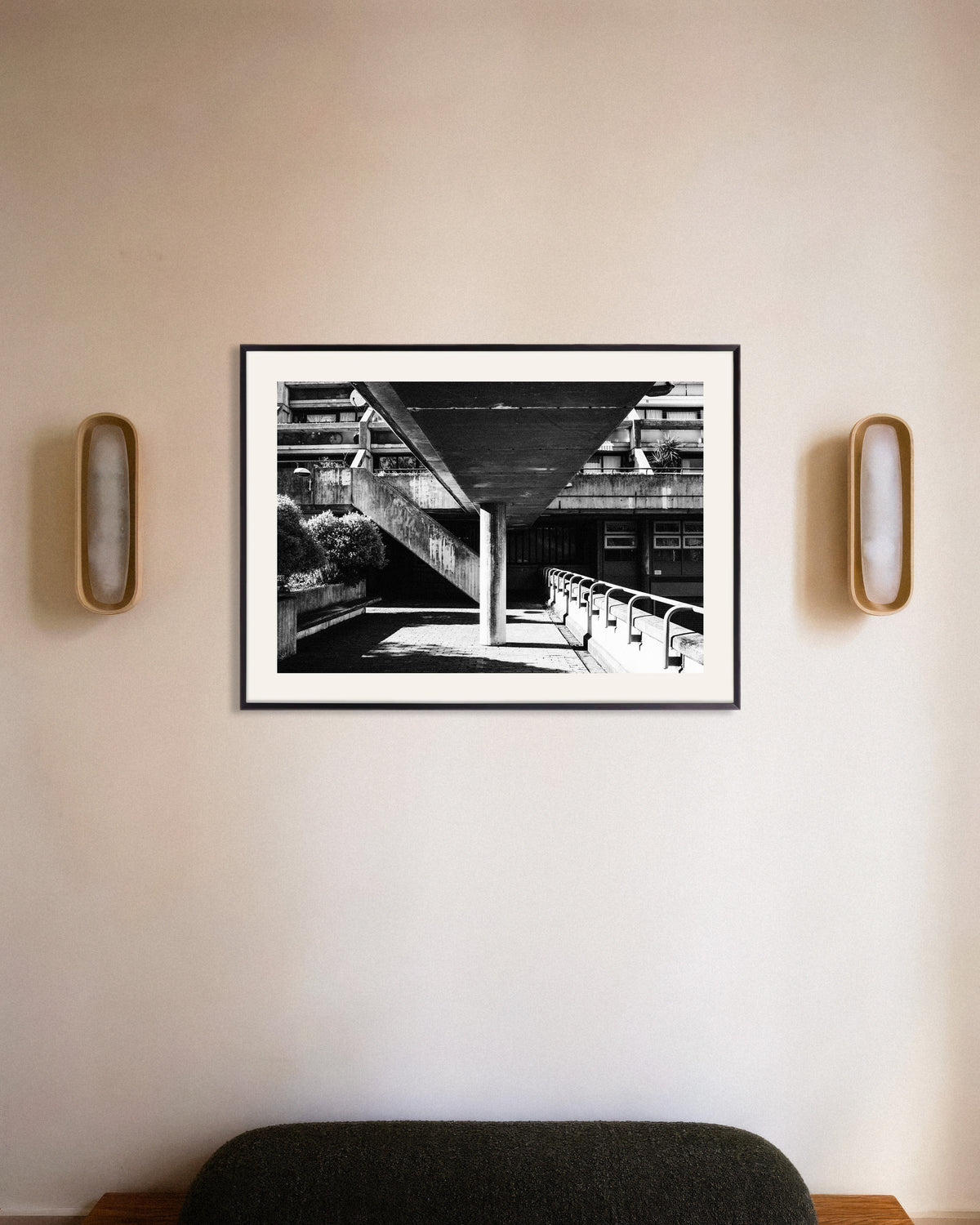 Poster „Unter dem Betonsteg“ mit Metallrahmen