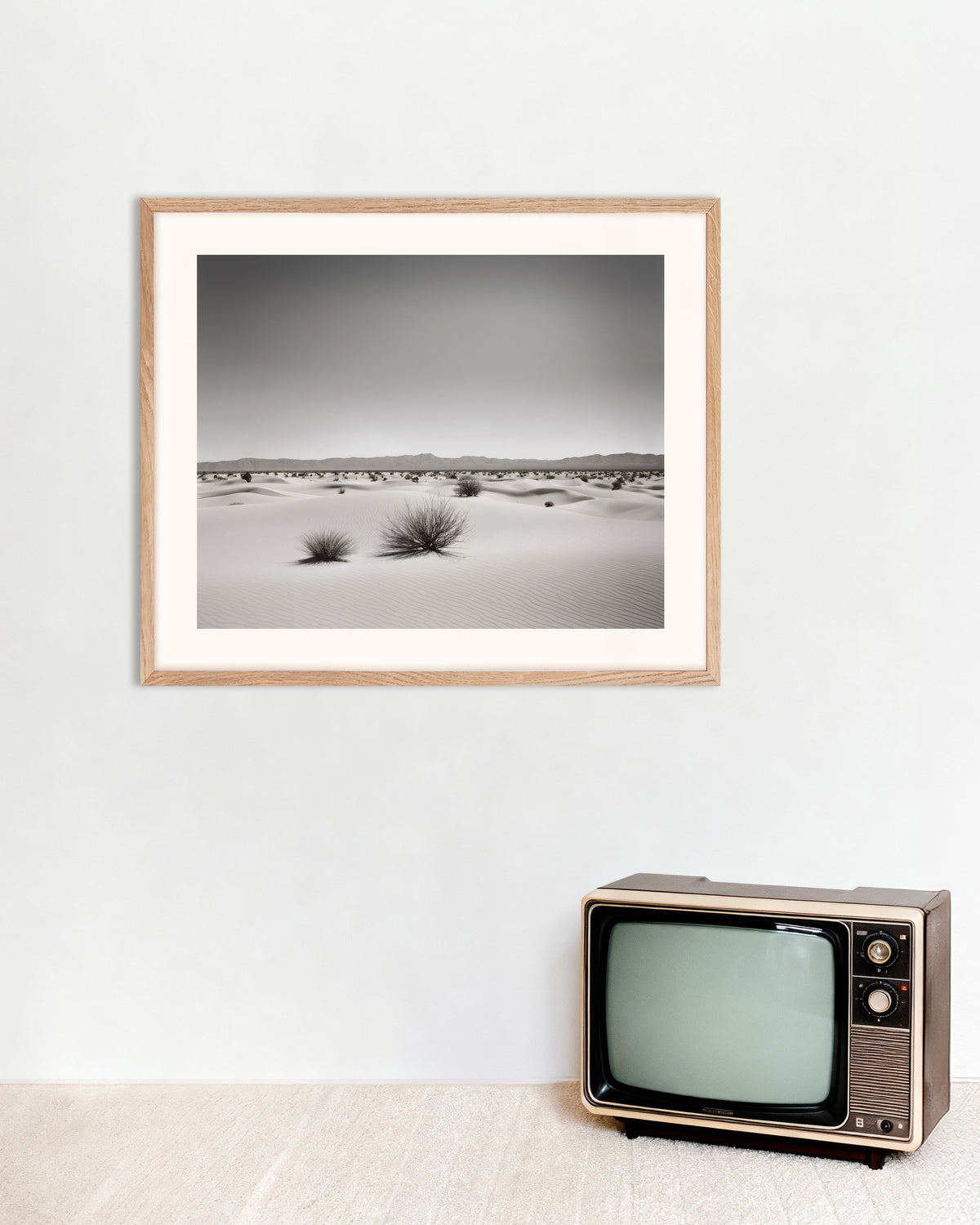 Poster „Urbane, abstrakte Erkundungen in Schwarz und Weiß, Wüste“ mit naturbelassenem Holzrahmen