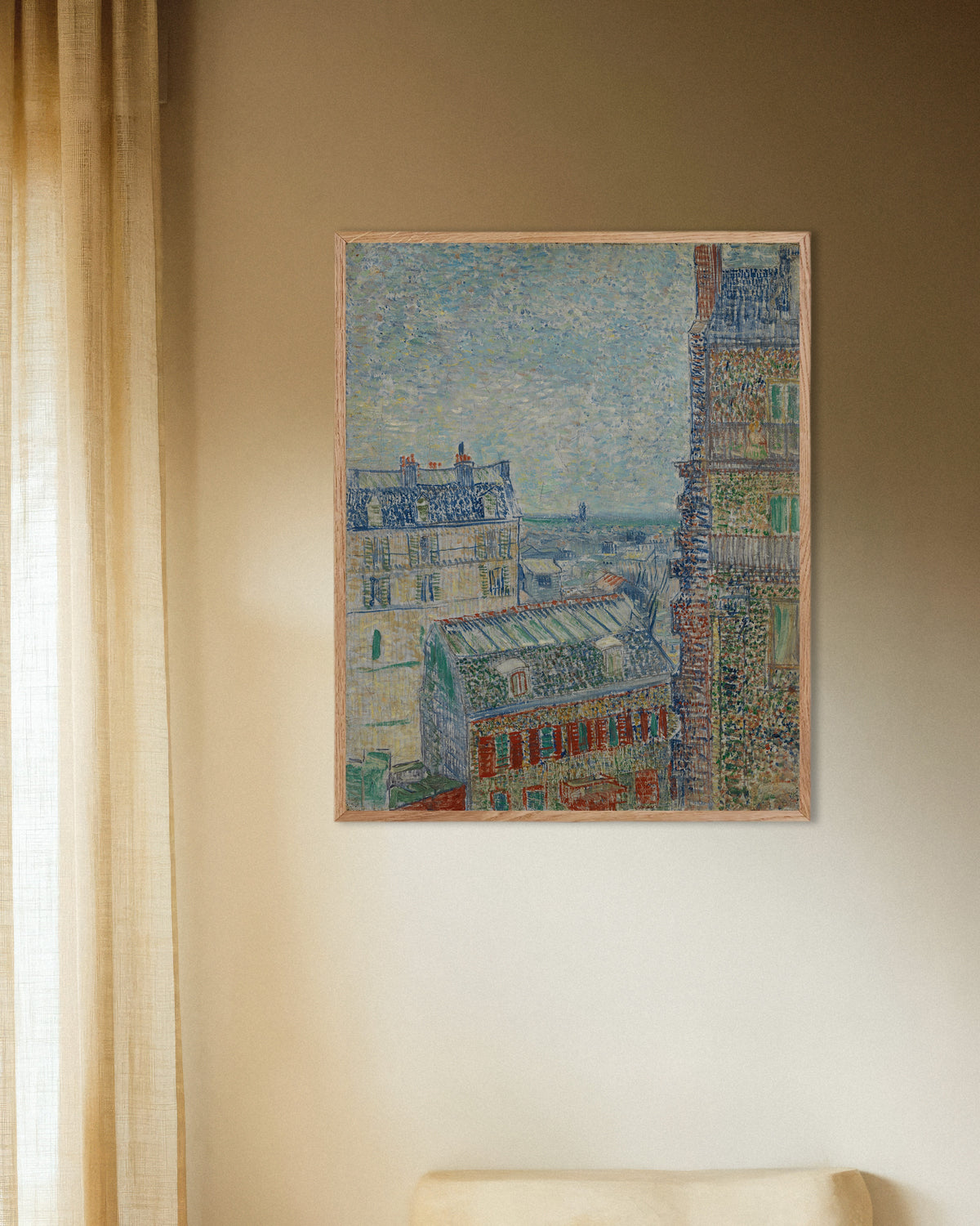 Poster Blick aus Theos Wohnung (1887) von Vincent van Gogh, mit naturfarbenem Holzrahmen
