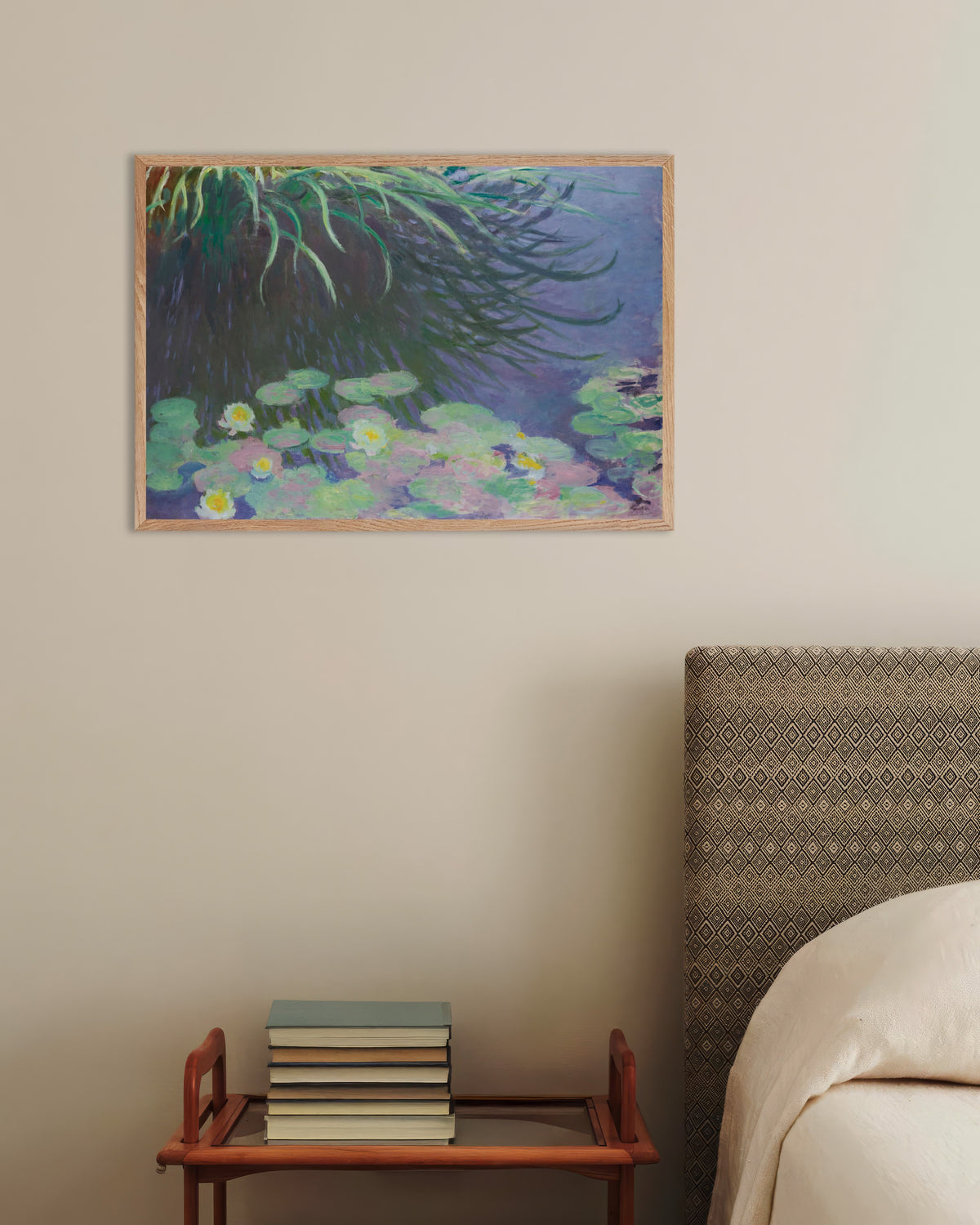 Poster Seerosen mit Spiegelungen hoher Gräser (1914–1917) von Claude Monet mit naturfarbenem Holzrahmen