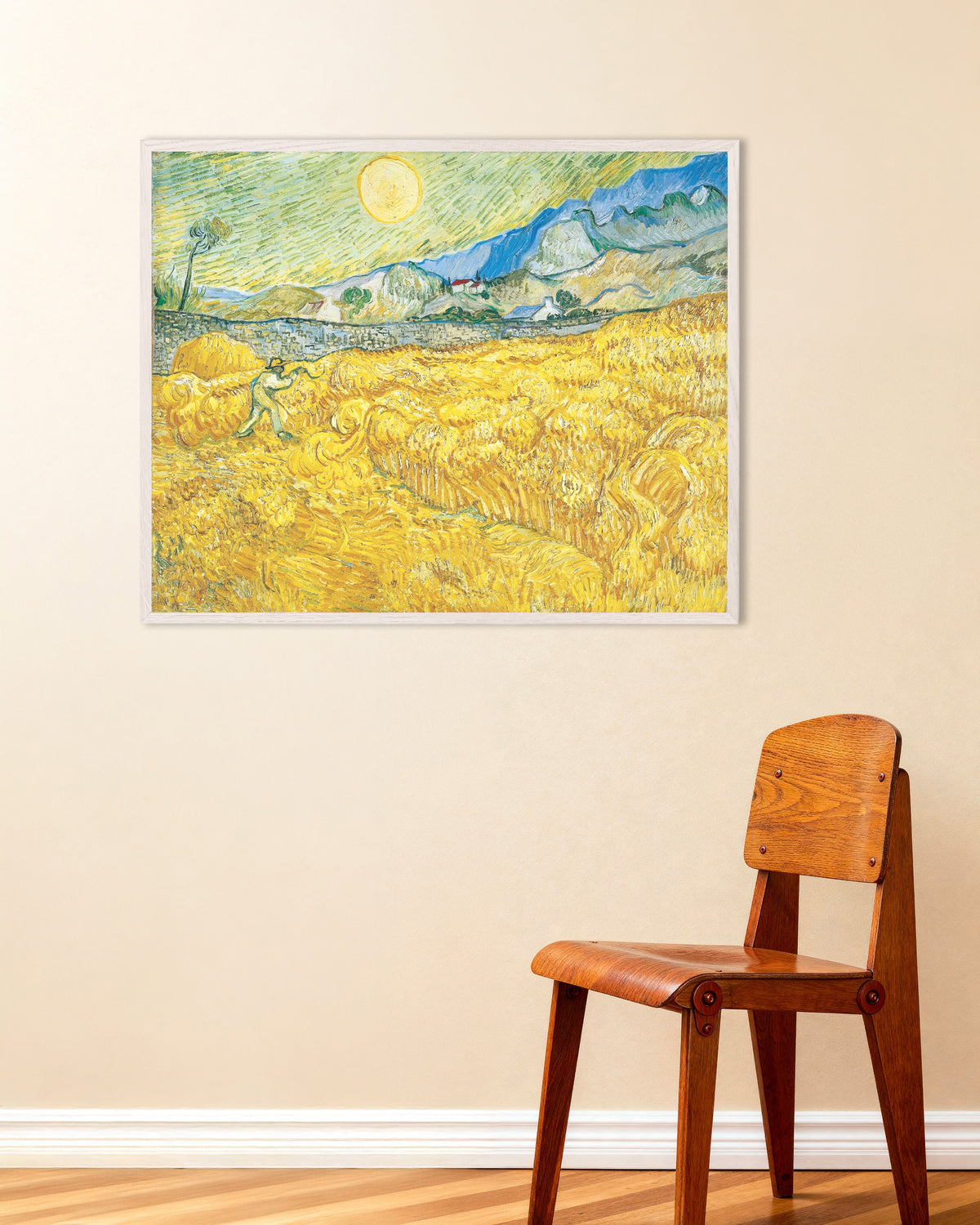 Poster mit Weizenfeld hinter dem Krankenhaus Saint-Paul mit einem Schnitter (1889) von Vincent van Gogh, mit weißem Holzrahmen