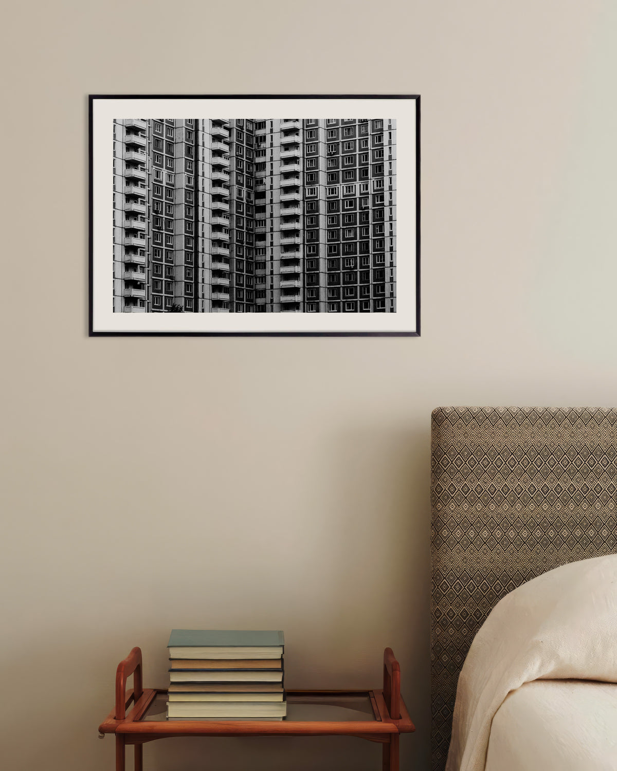 Poster „Fensterraster eines Hochhauses“ mit Metallrahmen