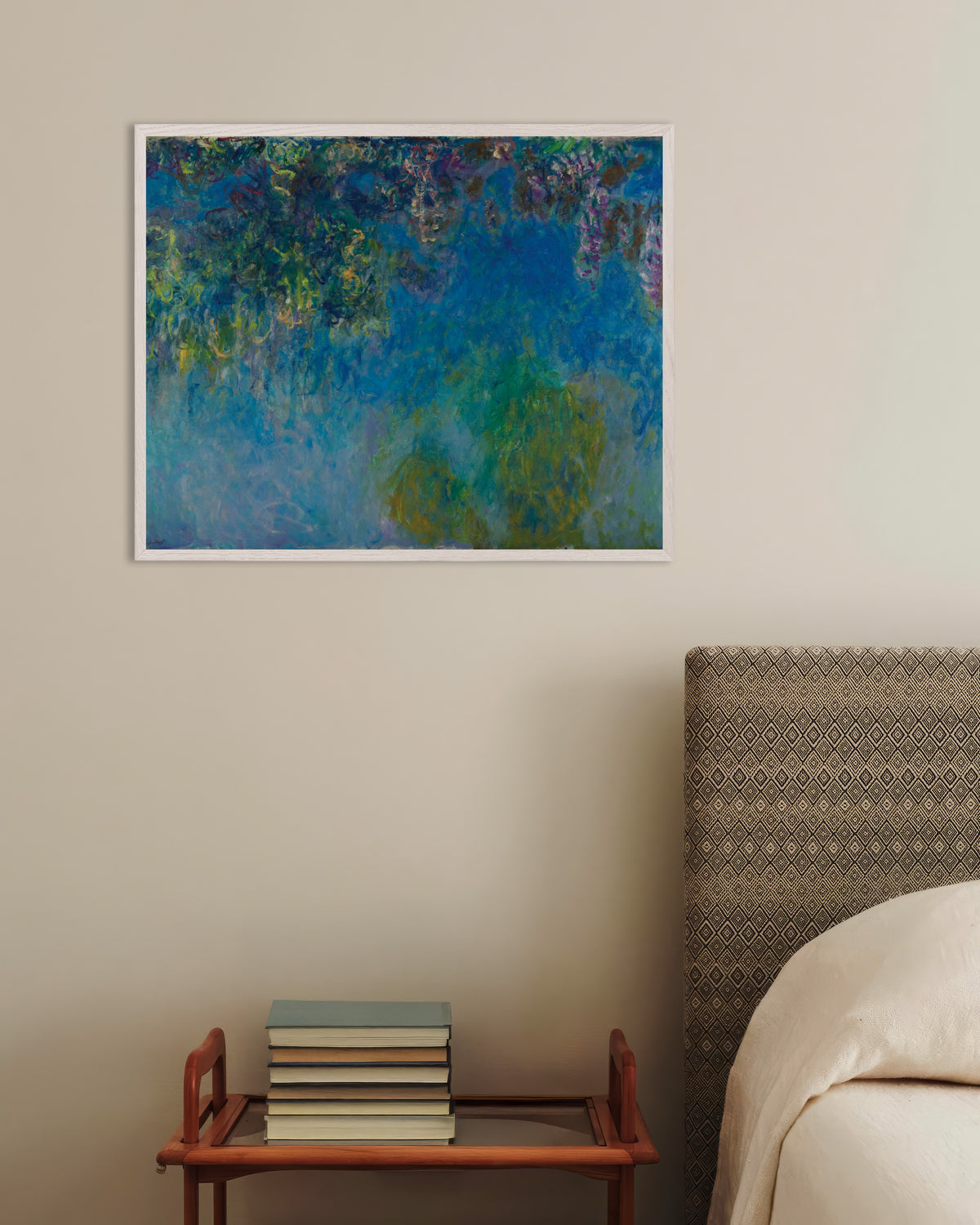 Poster Glyzinien (um 1925) von Claude Monet mit weißem Holzrahmen