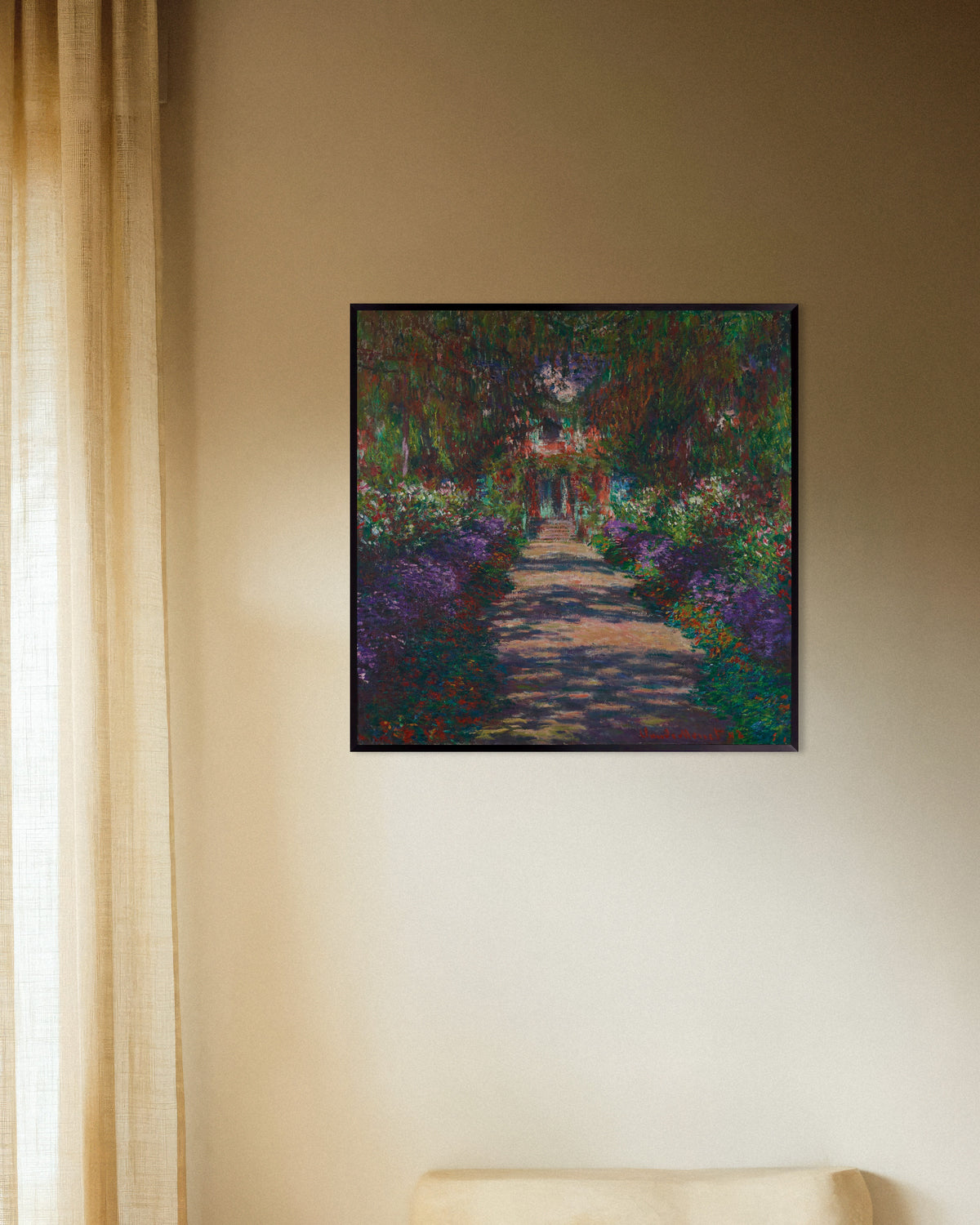 Poster Eine Allee in Monets Garten in Giverny (1902) von Claude Monet mit Metallrahmen
